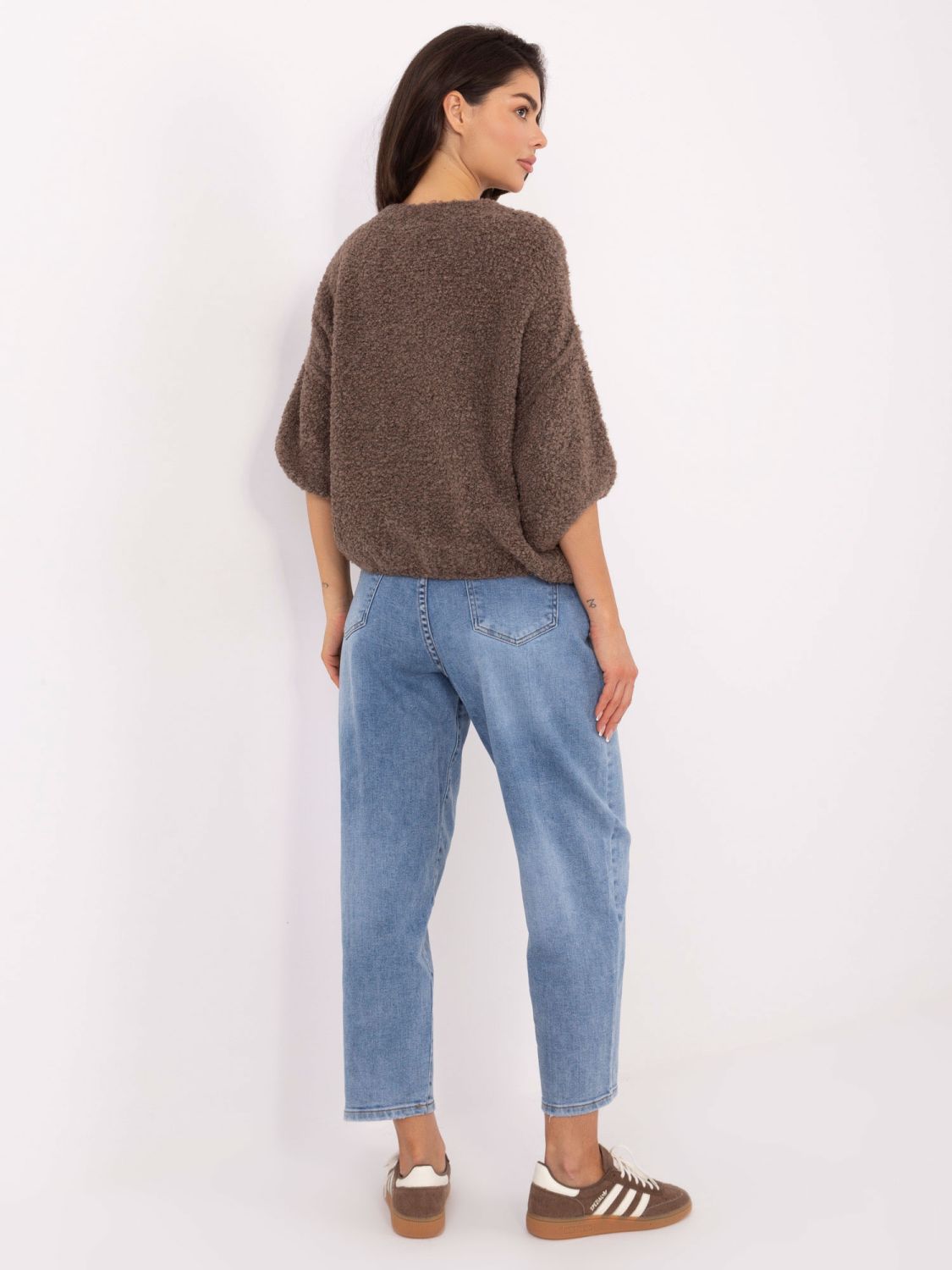 Elegancki beżowy sweter z rękawem 3/4 i guzikami