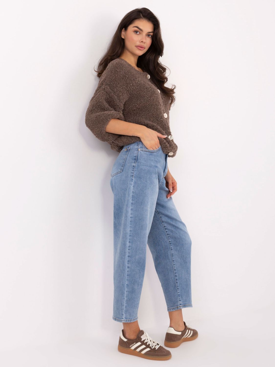 Elegancki beżowy sweter z rękawem 3/4 i guzikami