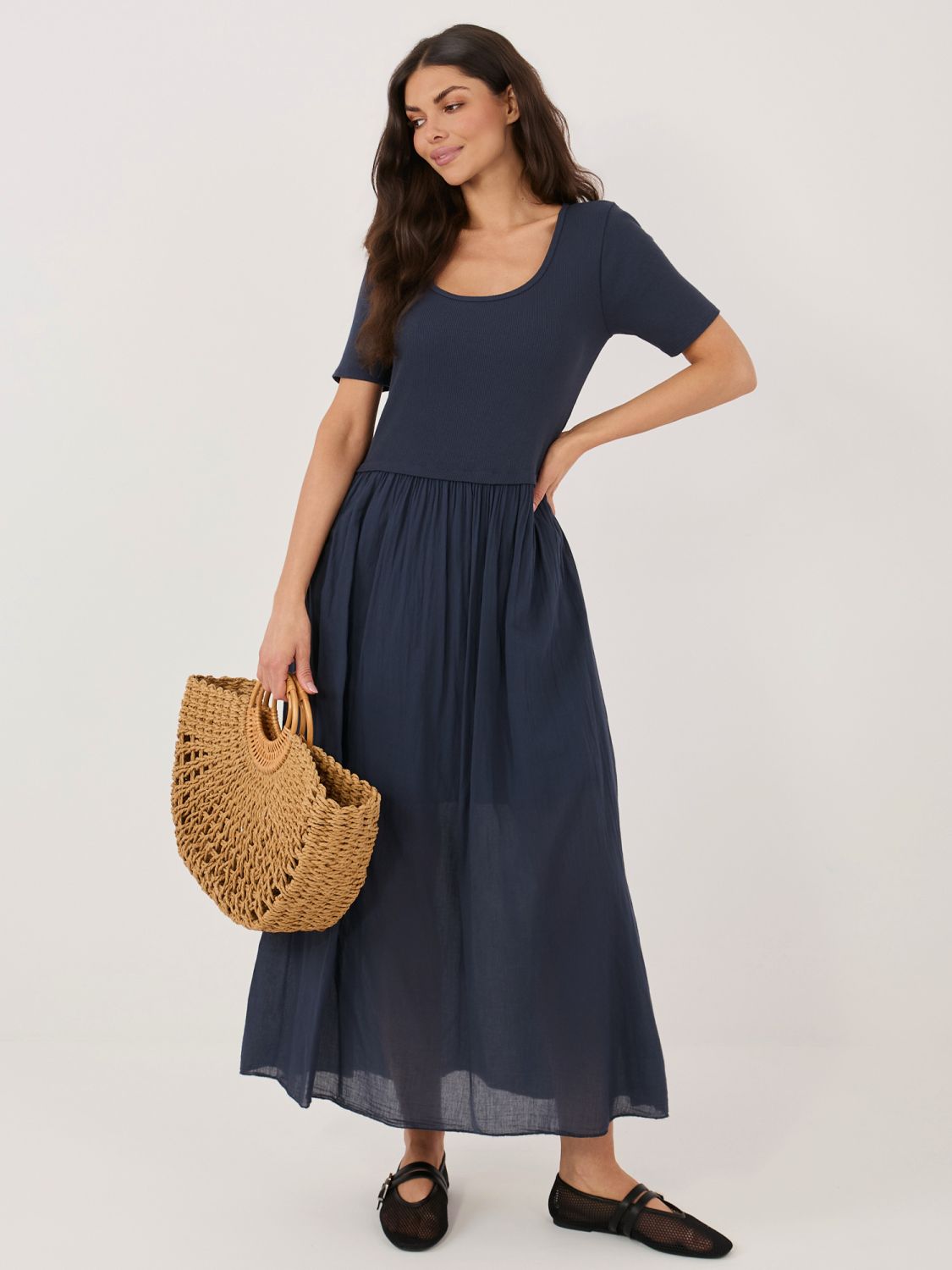 Rozkloszowana midi sukienka z podszewką, granatowa