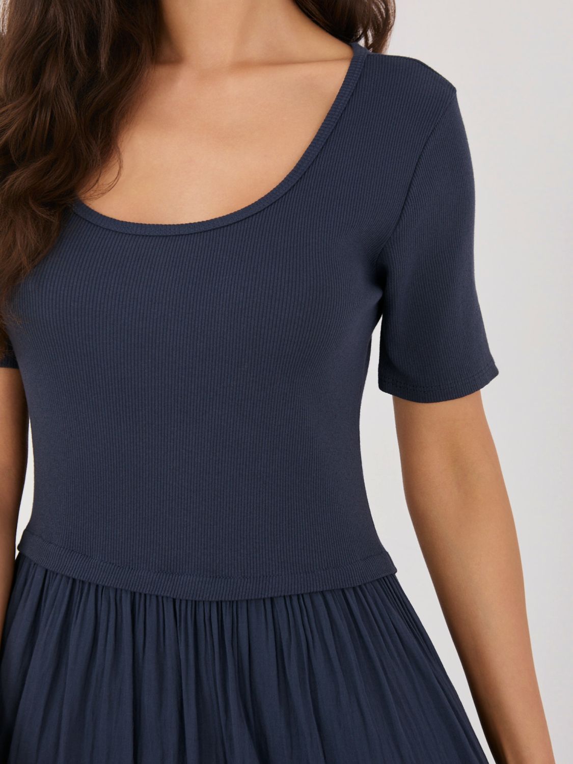 Rozkloszowana midi sukienka z podszewką, granatowa