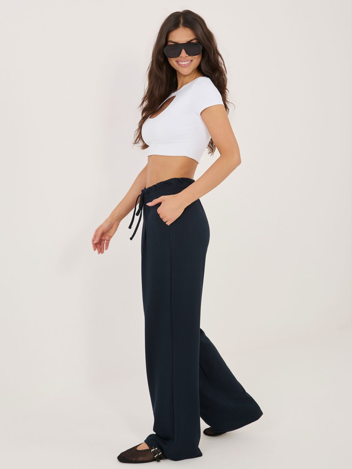 Granatowe spodnie dresowe z paskami i wysokim stanem