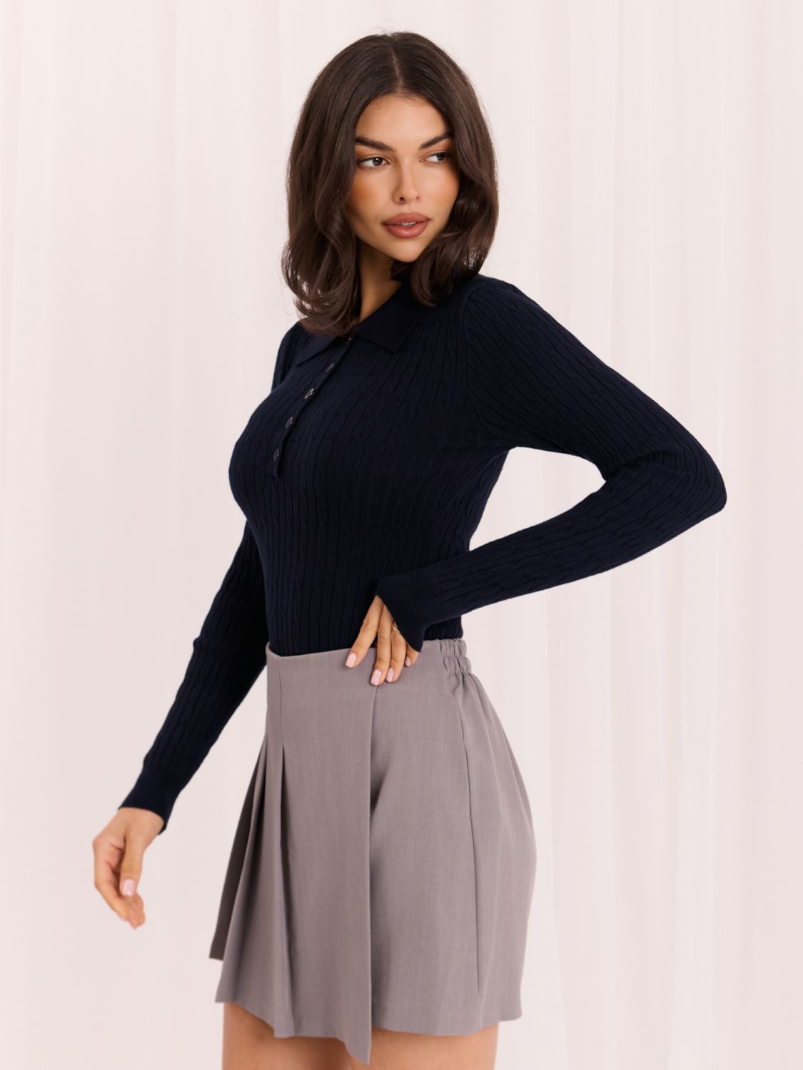 Granatowy sweter polo z kołnierzykiem i guzikami