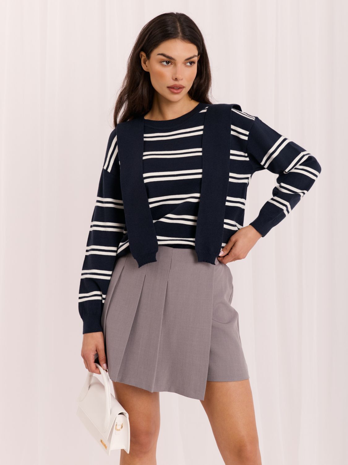 Granatowy sweter w paski z okrągłym dekoltem