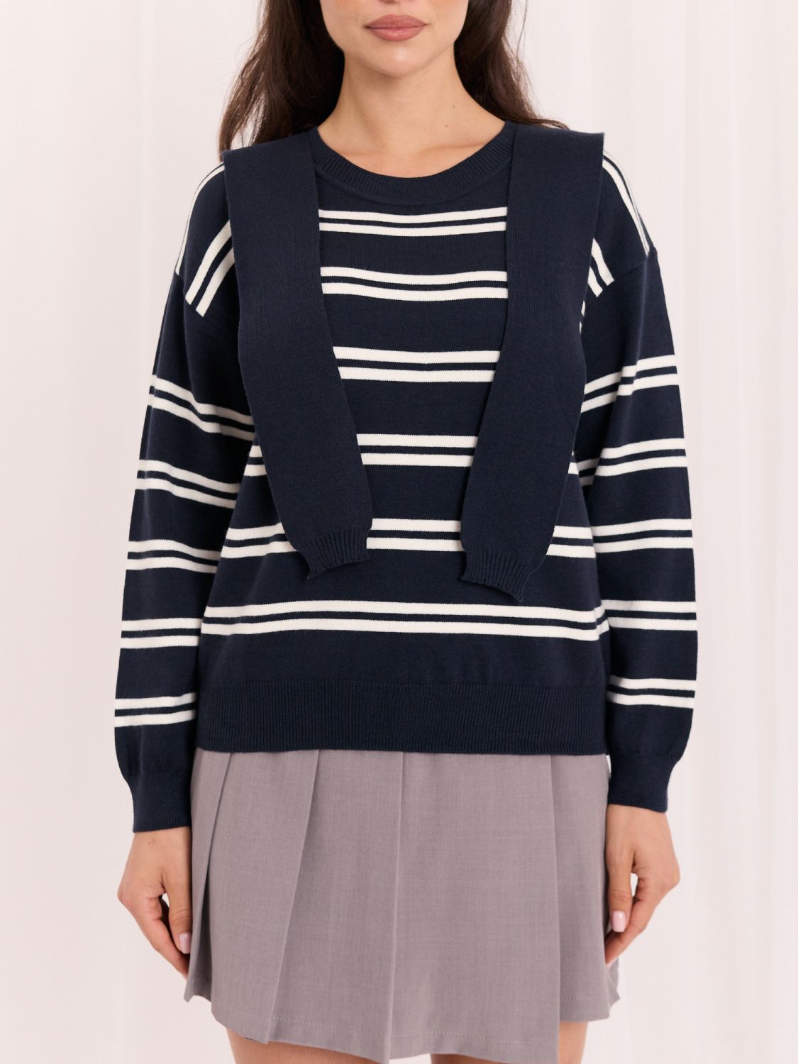 Granatowy sweter w paski z okrągłym dekoltem