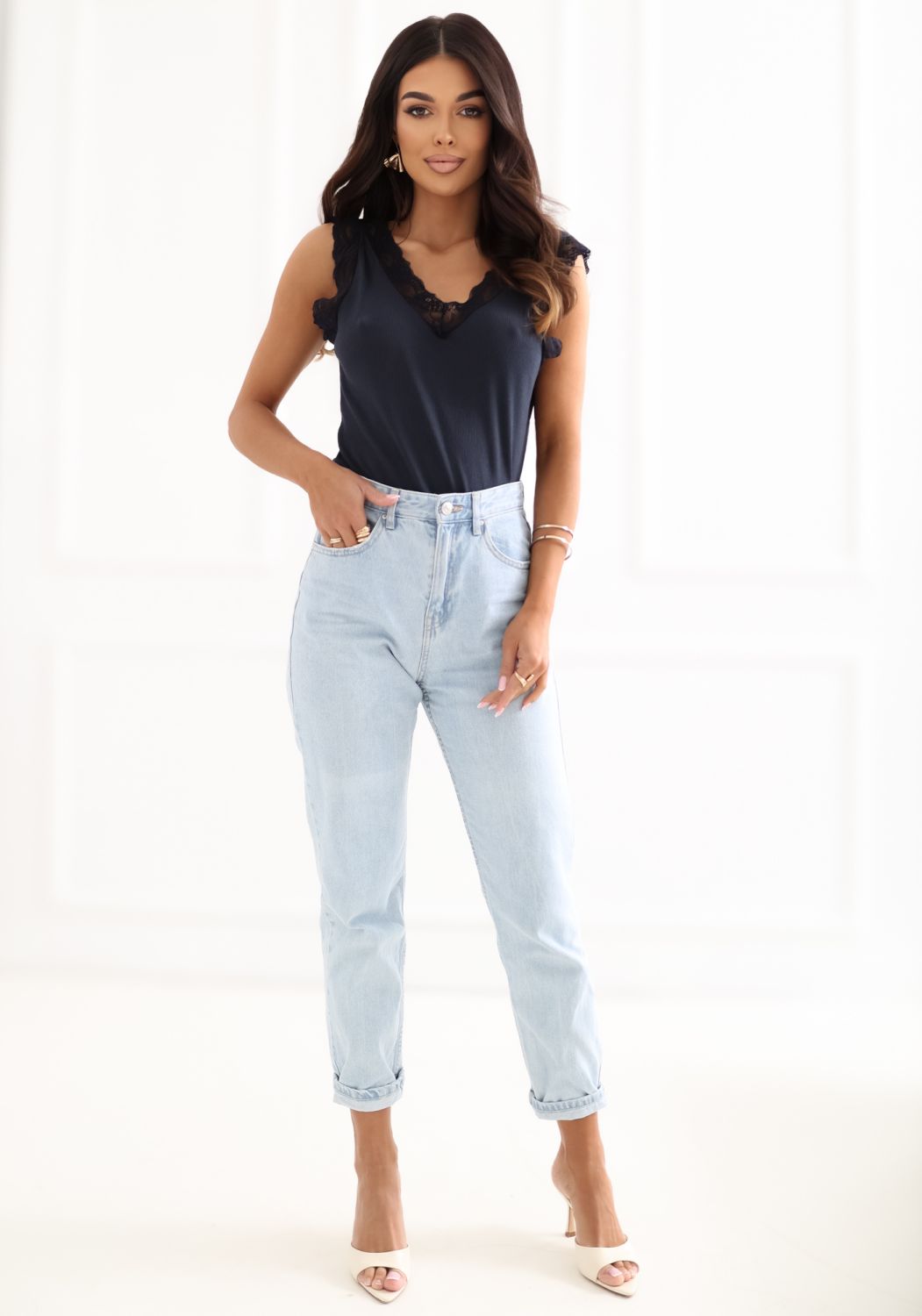 Granatowy prążkowany top z koronką i dekoltem w serek