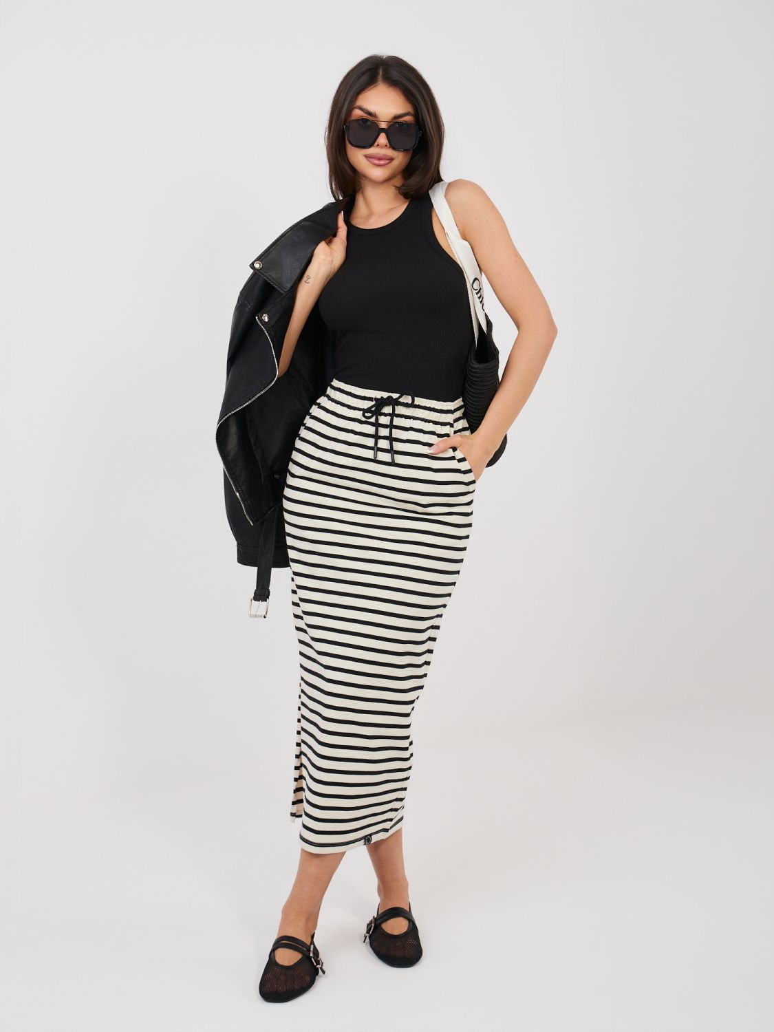 Jasnobeżowa spódnica midi w paski z kieszeniami