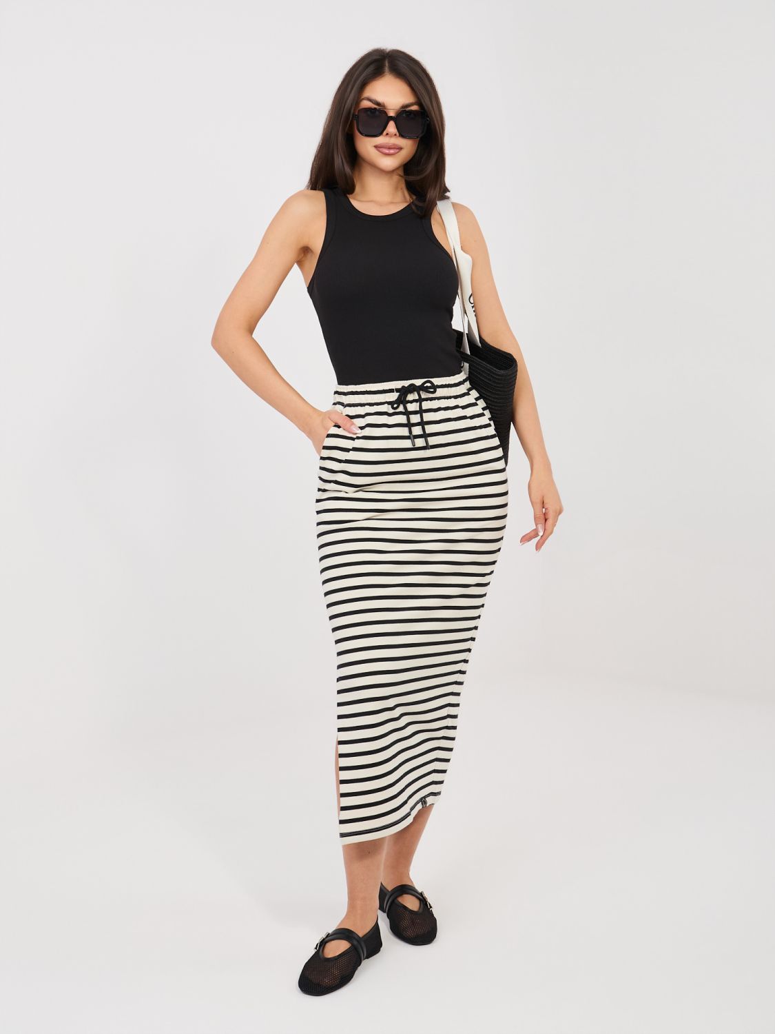 Jasnobeżowa spódnica midi w paski z kieszeniami