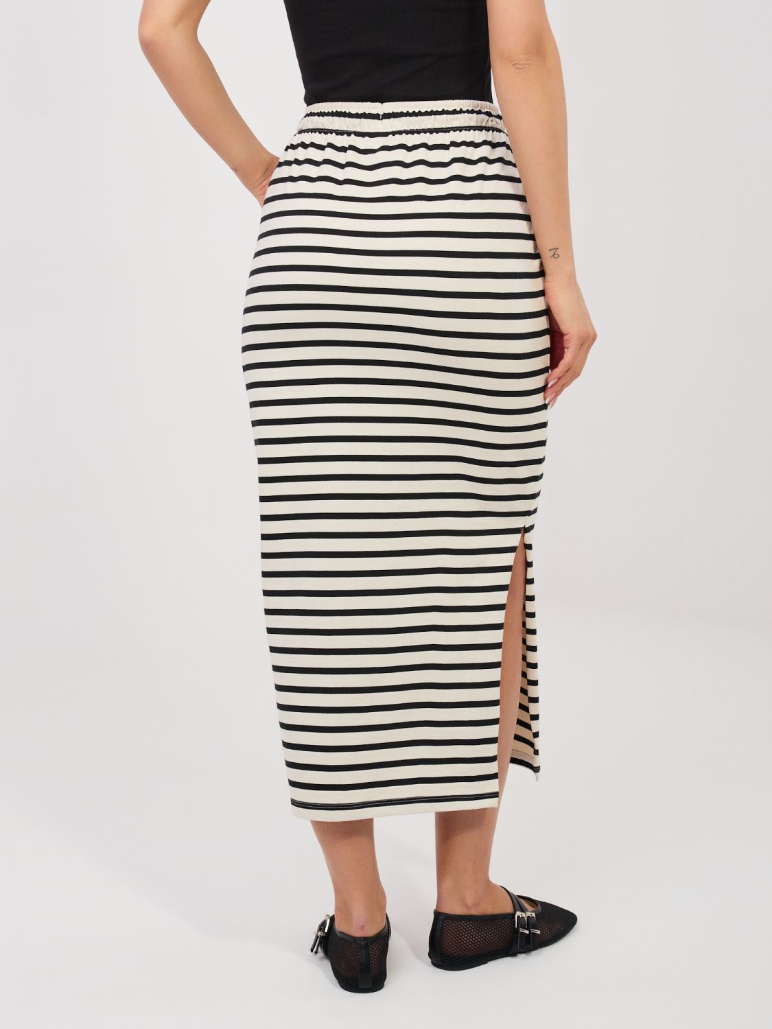 Jasnobeżowa spódnica midi w paski z kieszeniami