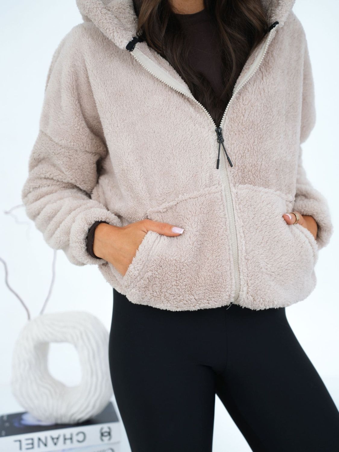 Beżowa bluza z kapturem na zamek