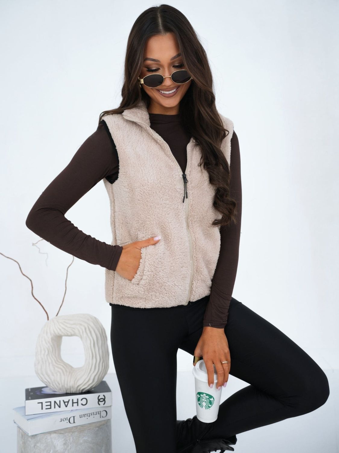 Beżowa kamizelka futrzana