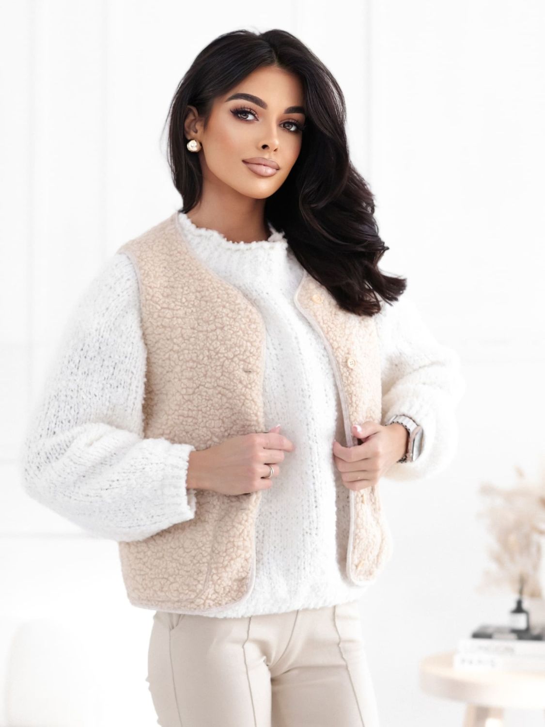 Beżowa futrzana kamizelka na guziki