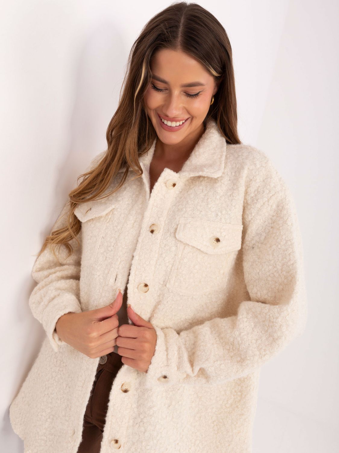 Beżowa casual koszulowa kurtka z kieszeniami