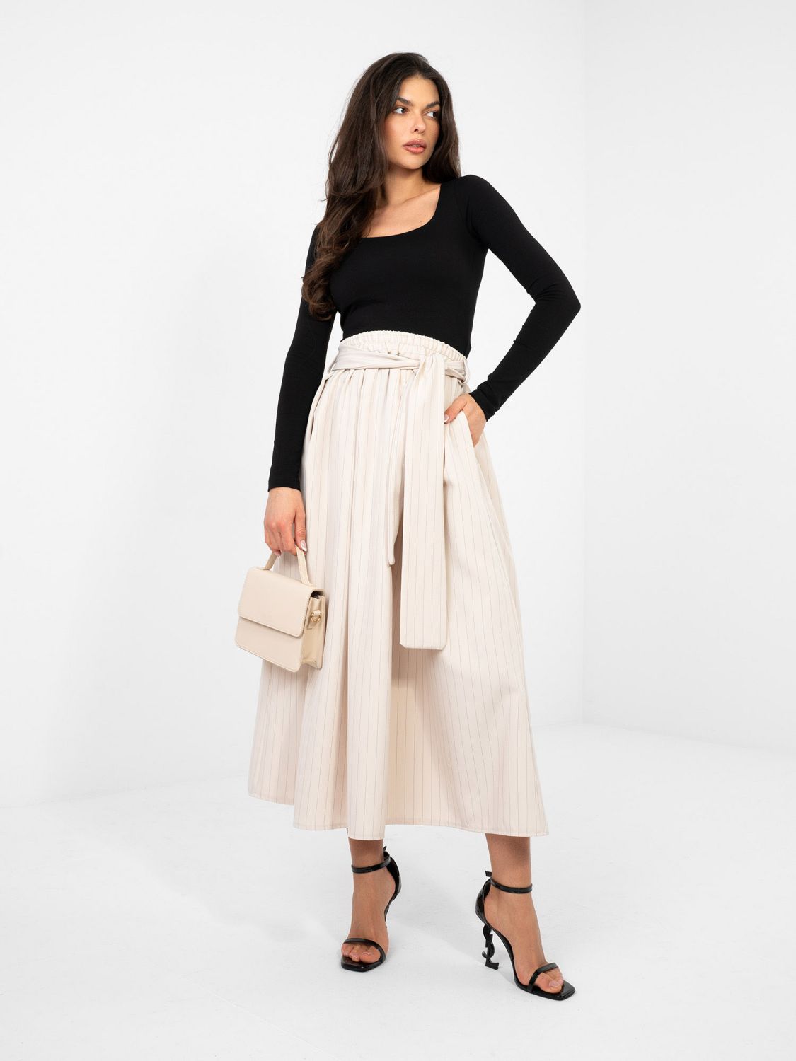 Beżowa elegancka spódnica midi w paski z paskiem