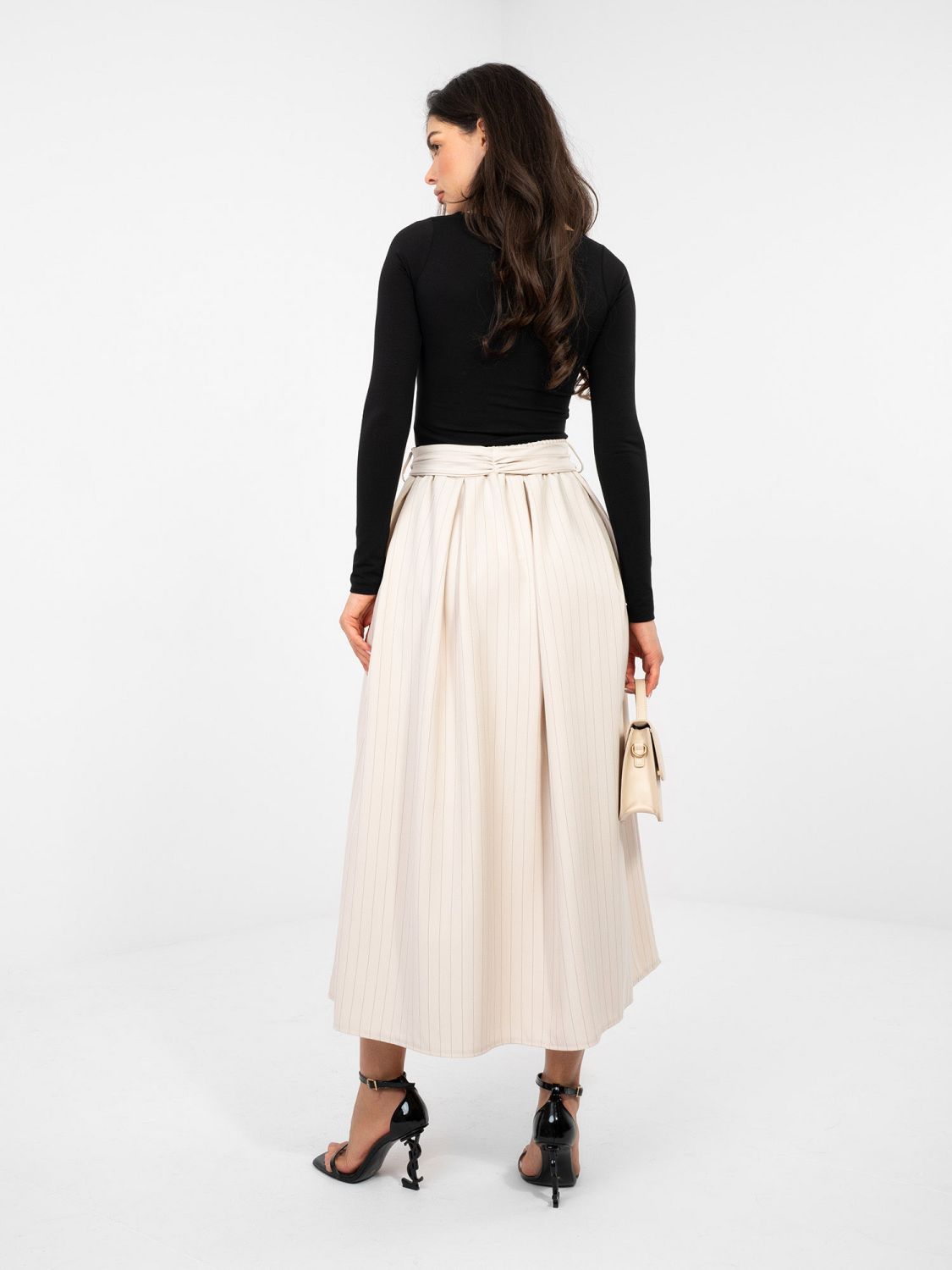 Beżowa elegancka spódnica midi w paski z paskiem