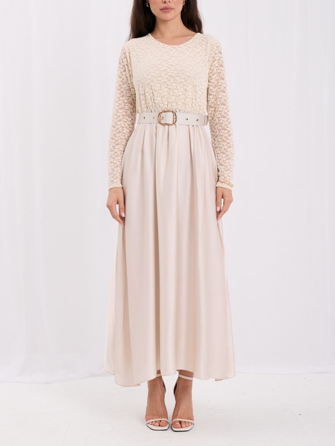 Elegancka jasnobeżowa sukienka maxi z koronką i paskiem
