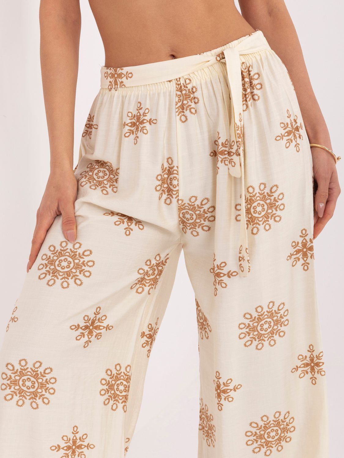 Szerokie spodnie palazzo z paskiem w kolorze camelowym