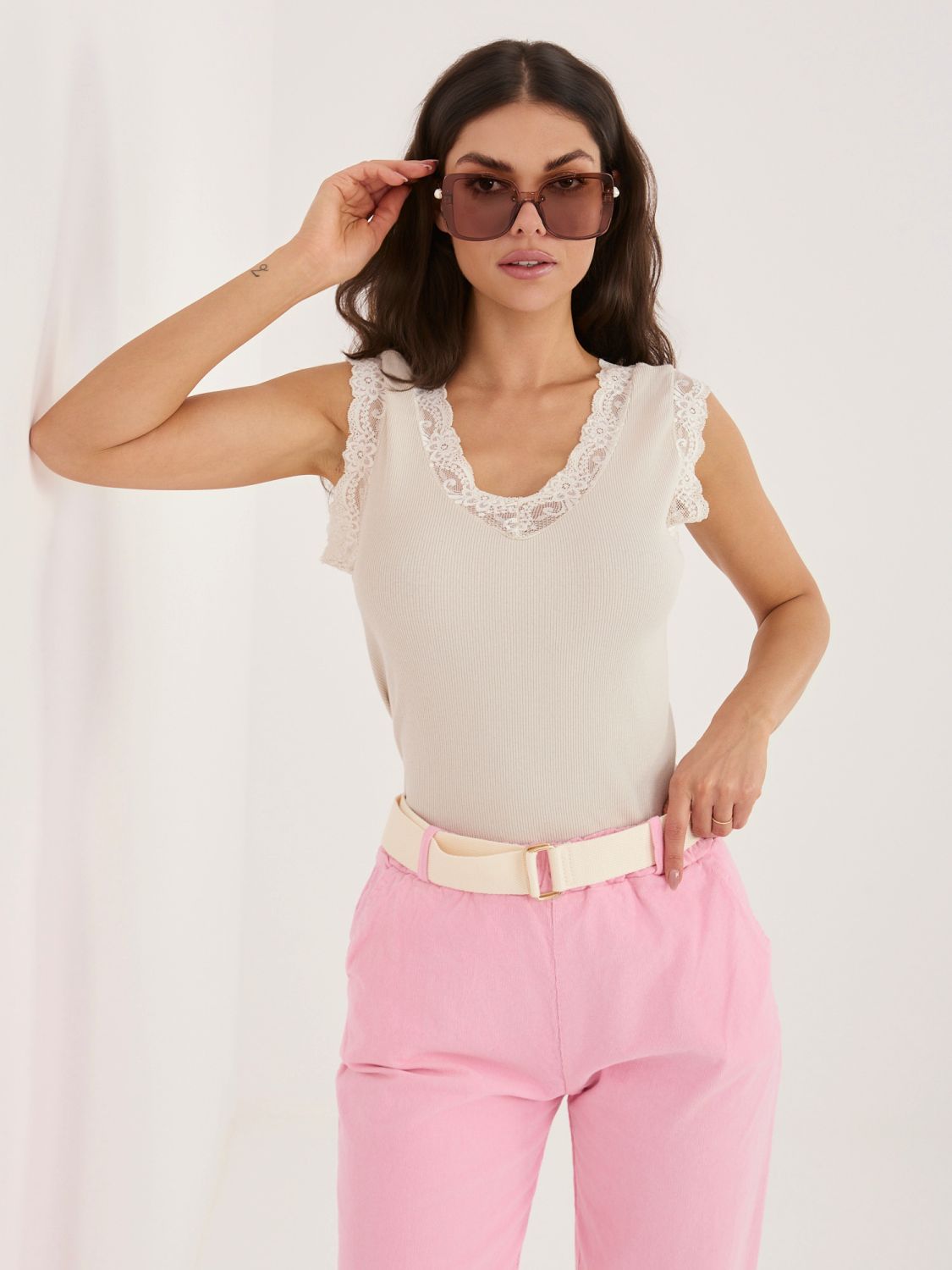Beżowy prążkowany top z koronką i dekoltem w kształcie V