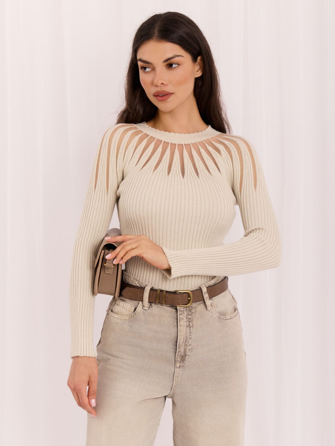 Beżowy elegancki sweter z okrągłym dekoltem