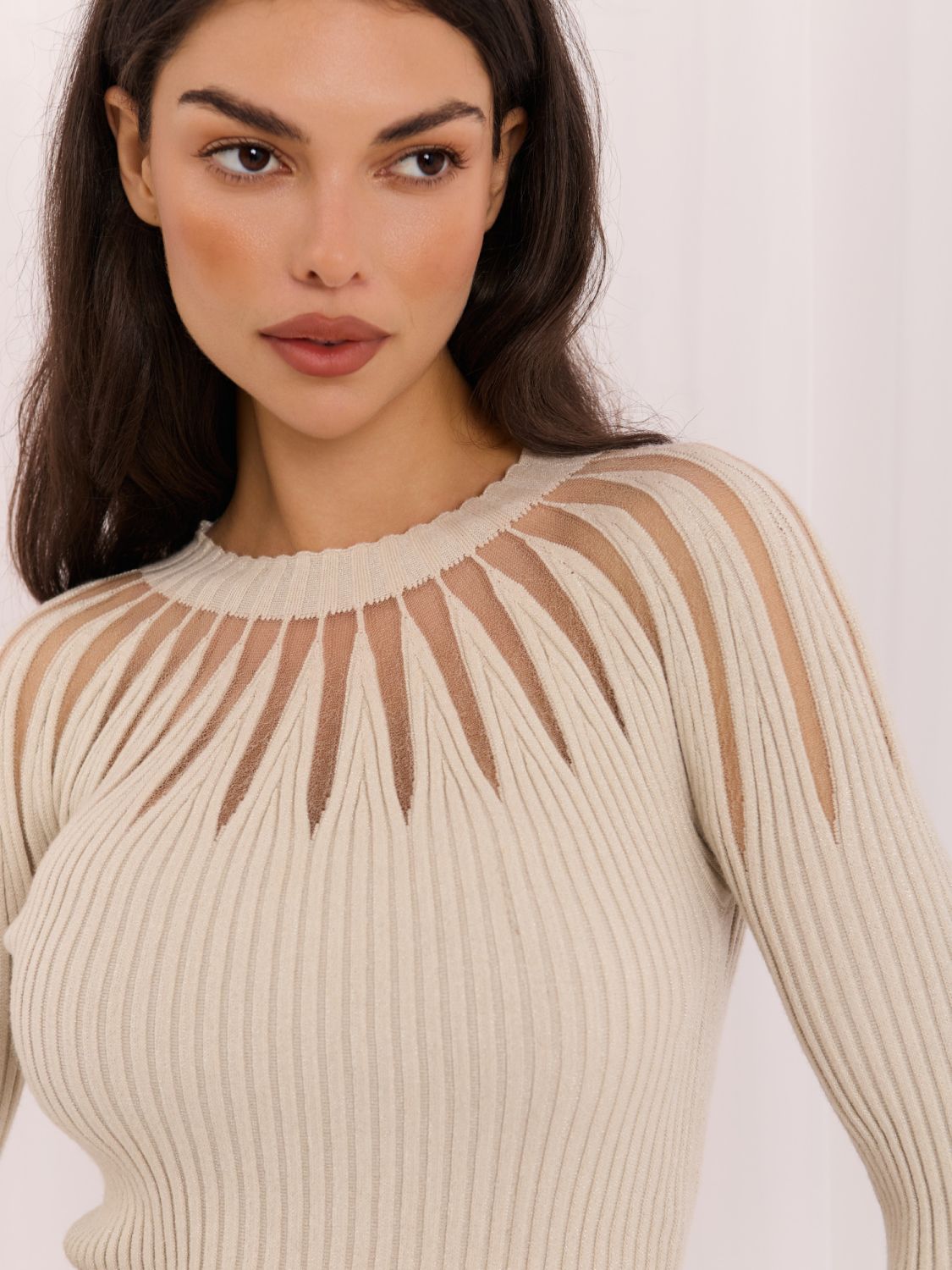 Beżowy elegancki sweter z okrągłym dekoltem