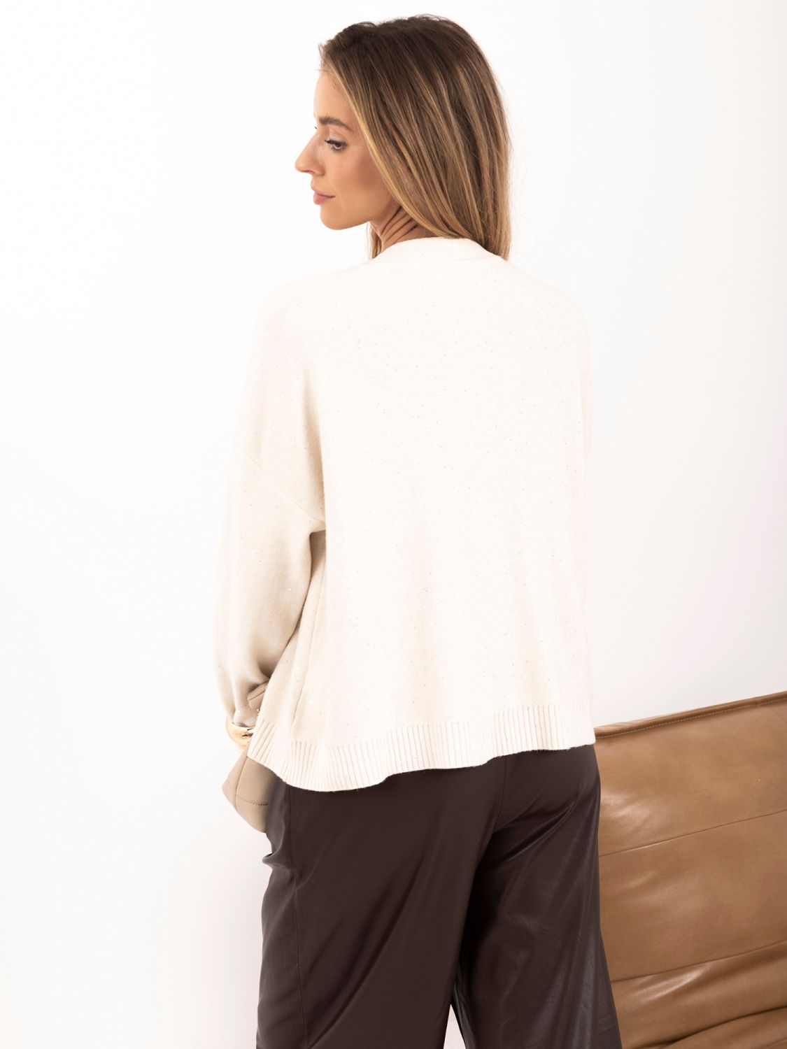 Elegancki beżowy sweter z cekinami i guzikami