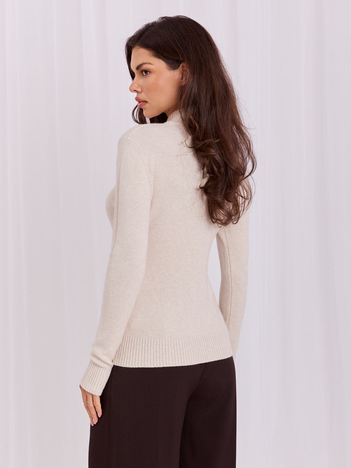 Elegancki jasnobeżowy sweter ze stójką i cyrkoniami