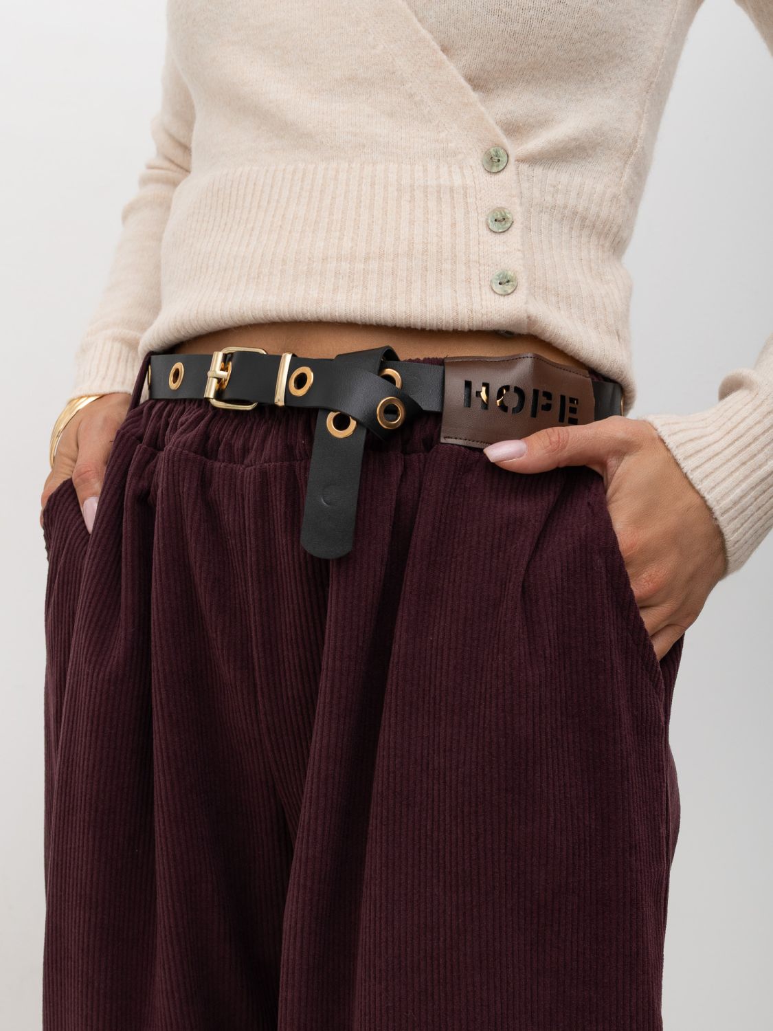 Elegancki jasnobeżowy sweter z kopertowym dekoltem