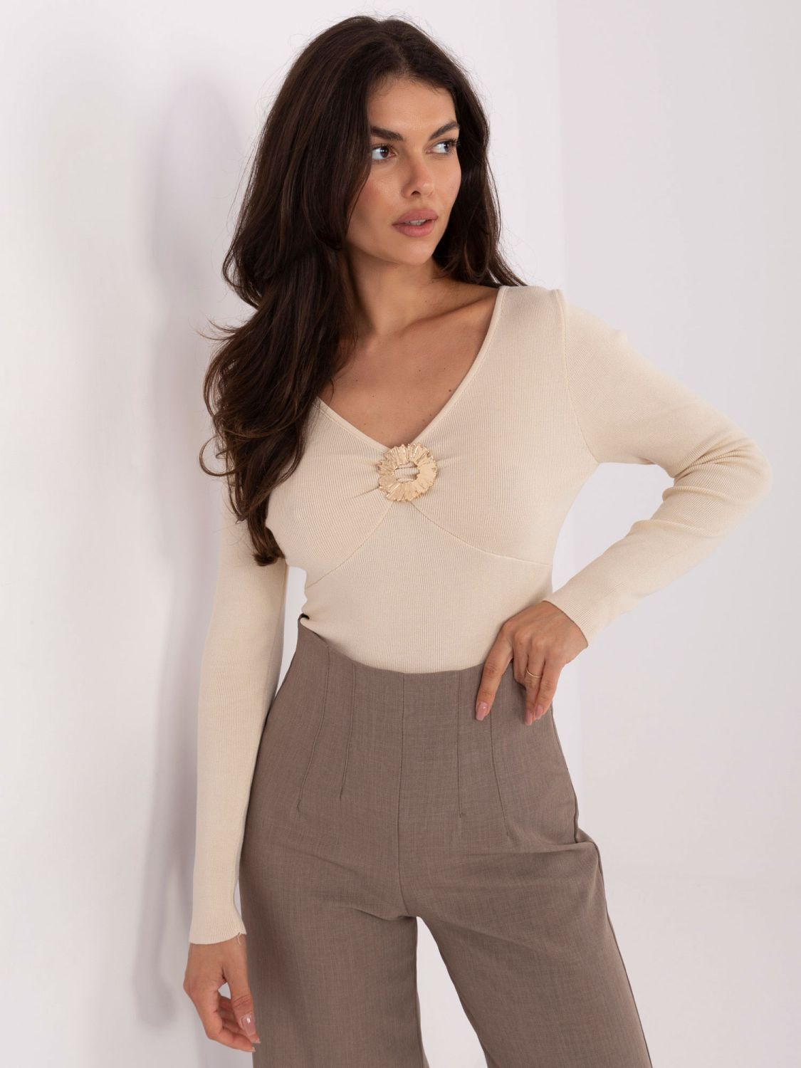 Elegancki beżowy sweter z dekoltem w serek
