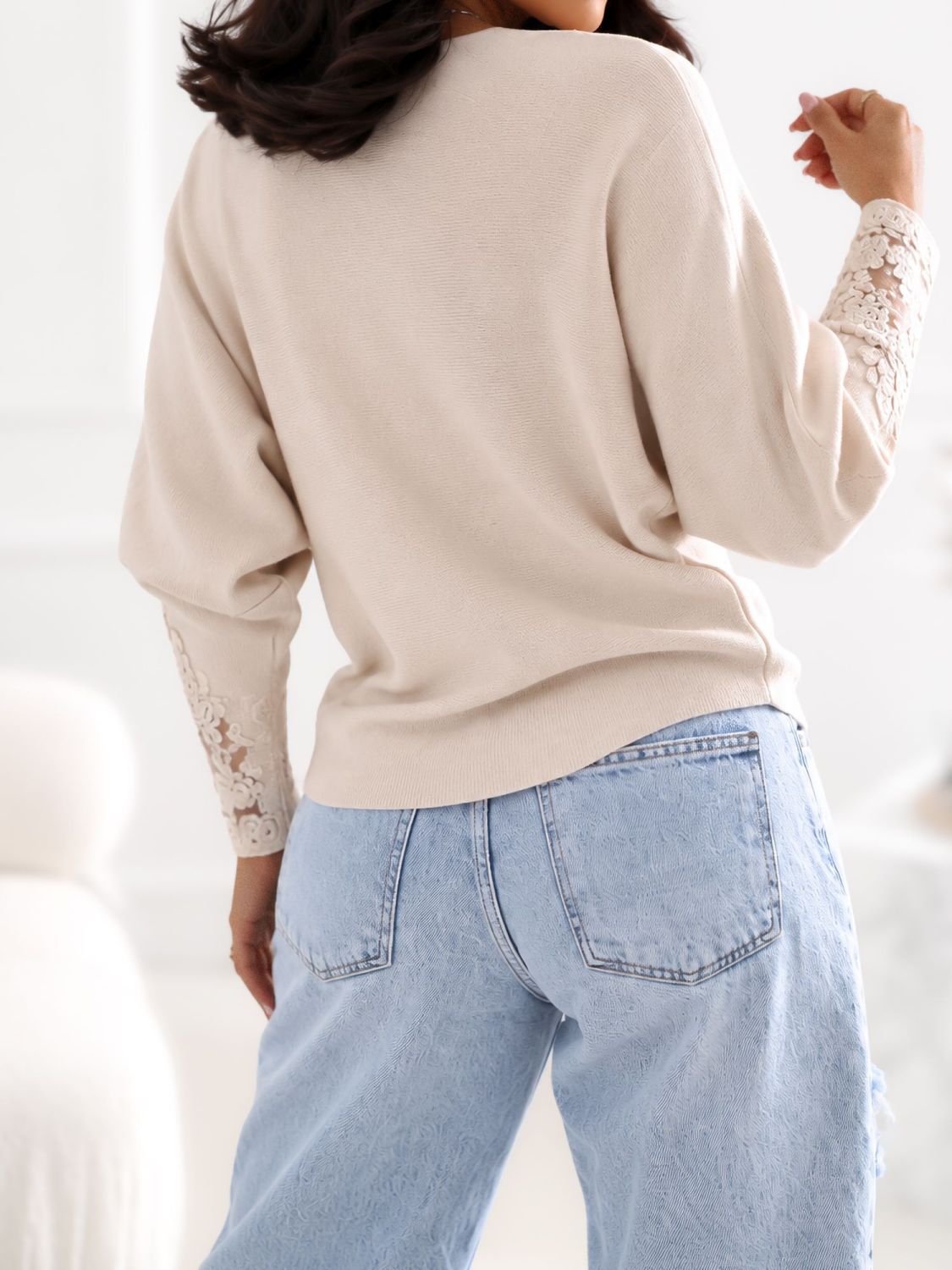 Elegancki beżowy sweter z koronką