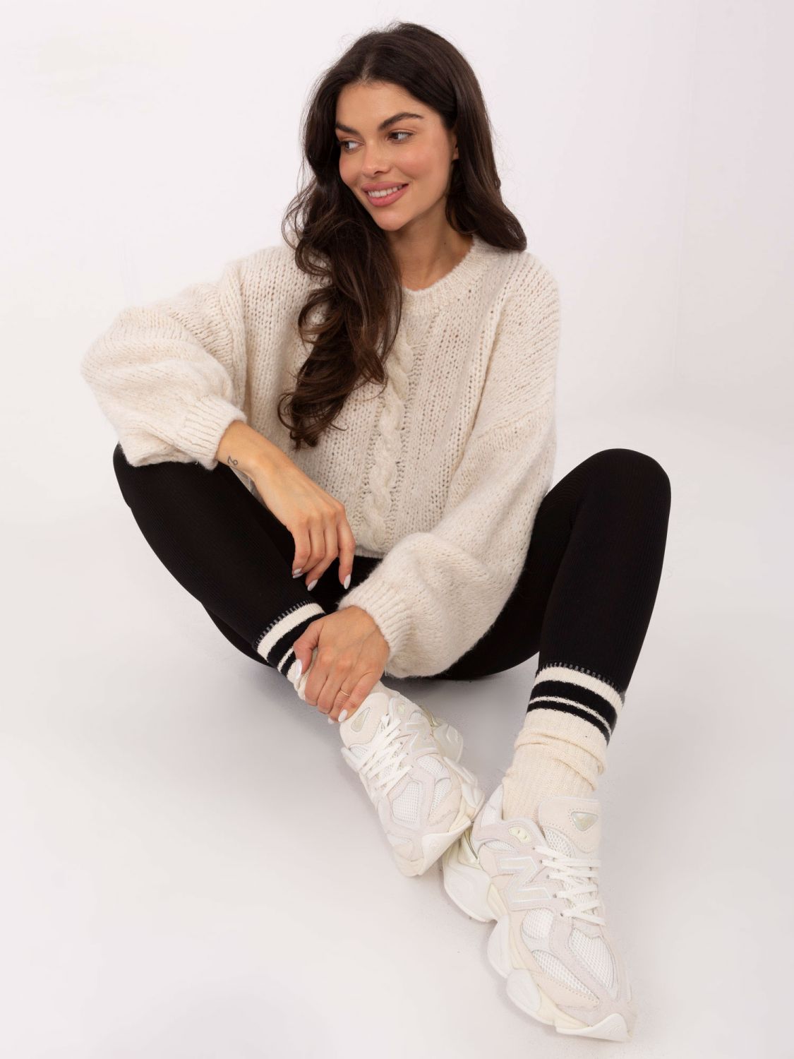 Beżowy sweter z okrągłym dekoltem i fakturą