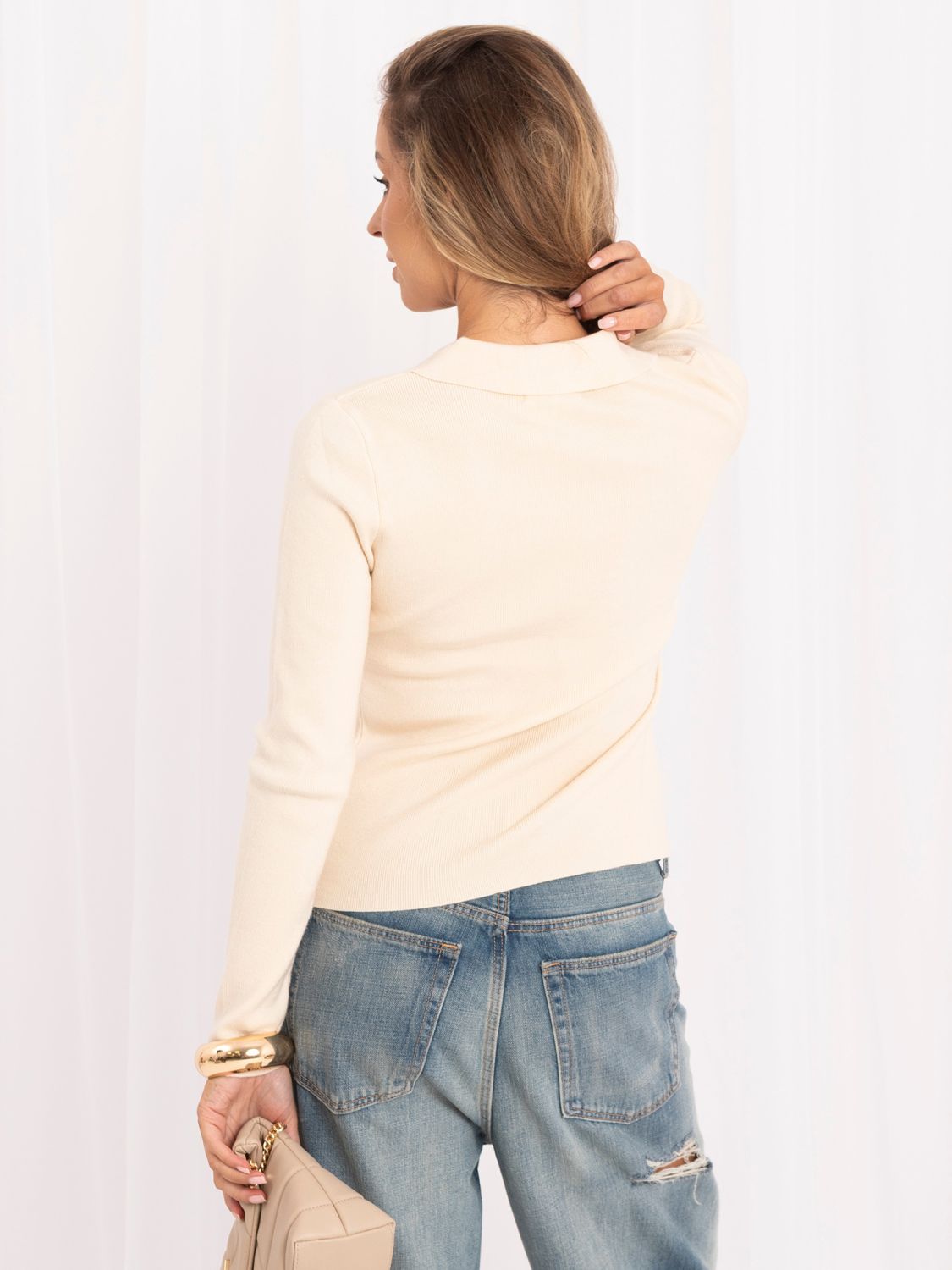 Elegancki jasnobeżowy sweter polo z guzikami