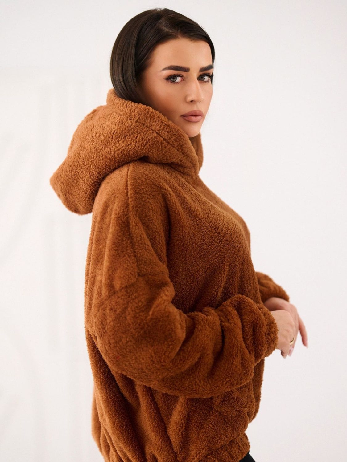 Beżowa bluza z kapturem i kieszenią