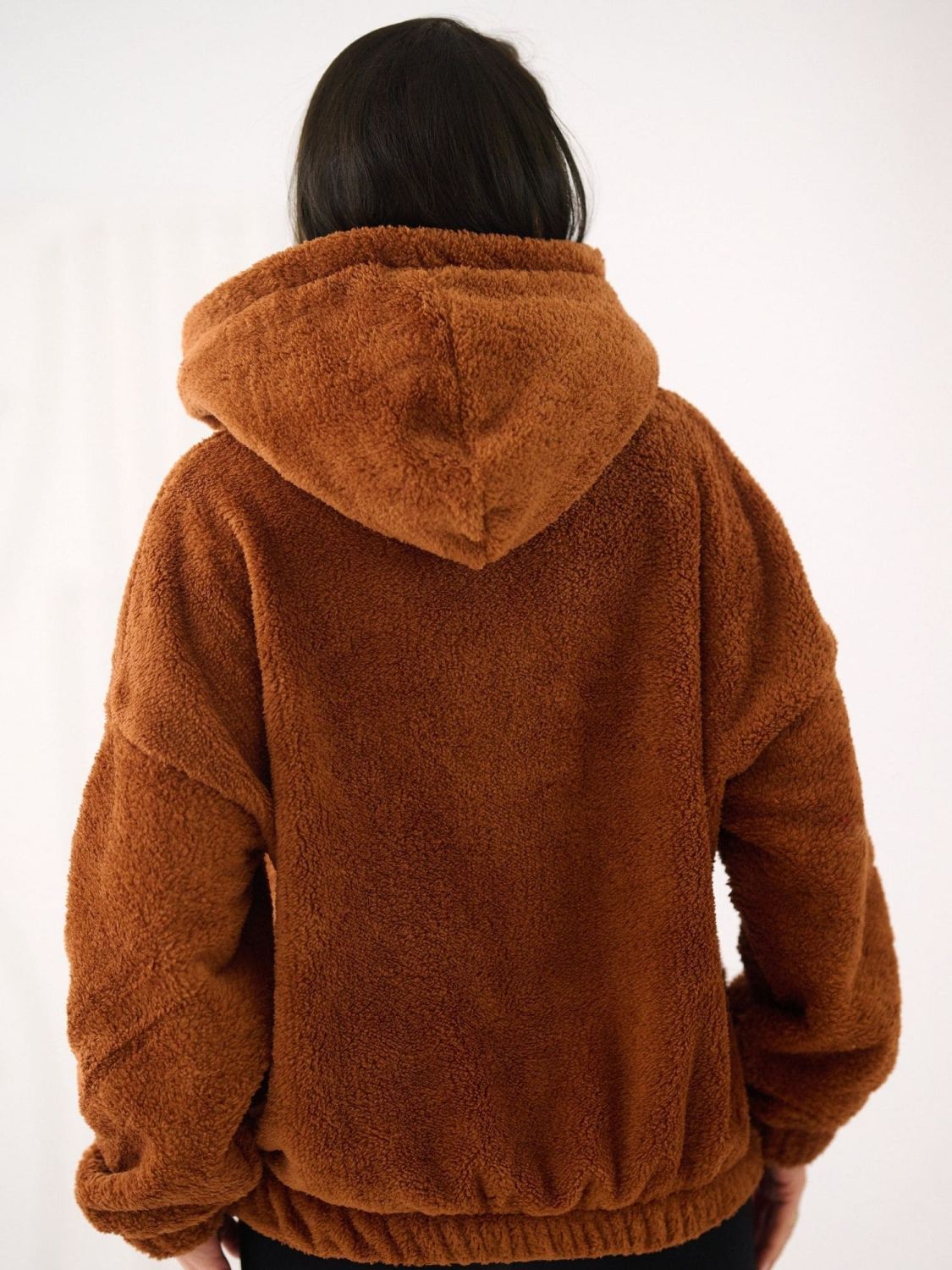 Beżowa bluza z kapturem i kieszenią