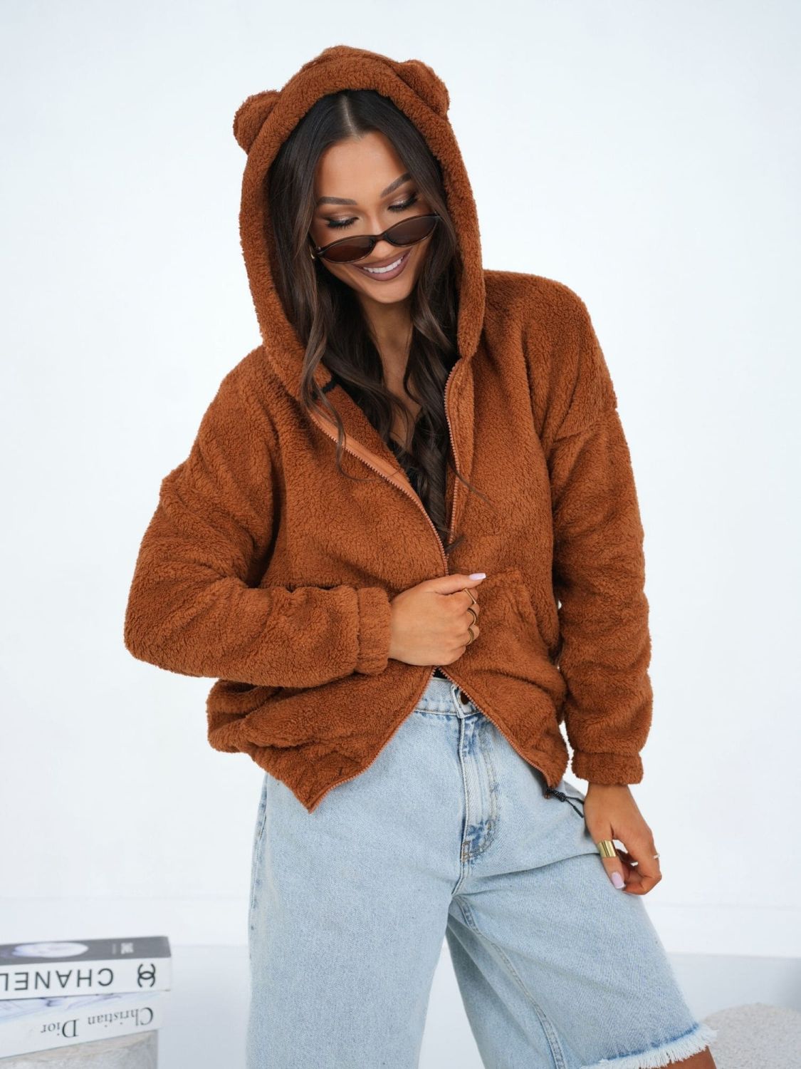 Beżowa bluza z kapturem na zamek