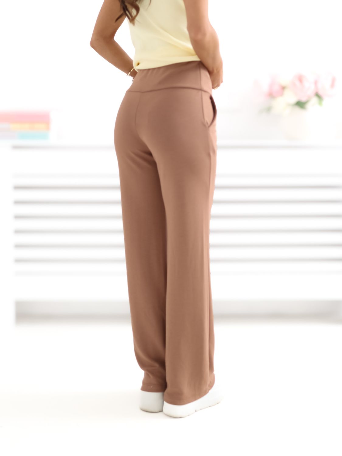 Beżowe spodnie dresowe z prostą nogawką