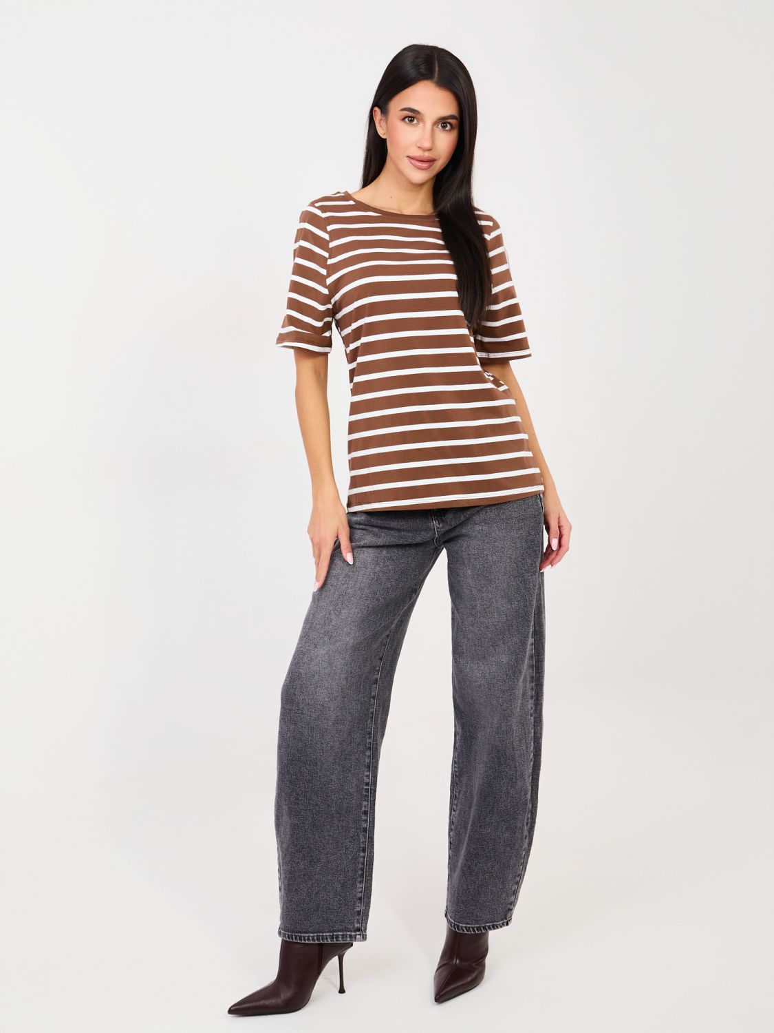 Beżowy t-shirt w paski z krótkim rękawem