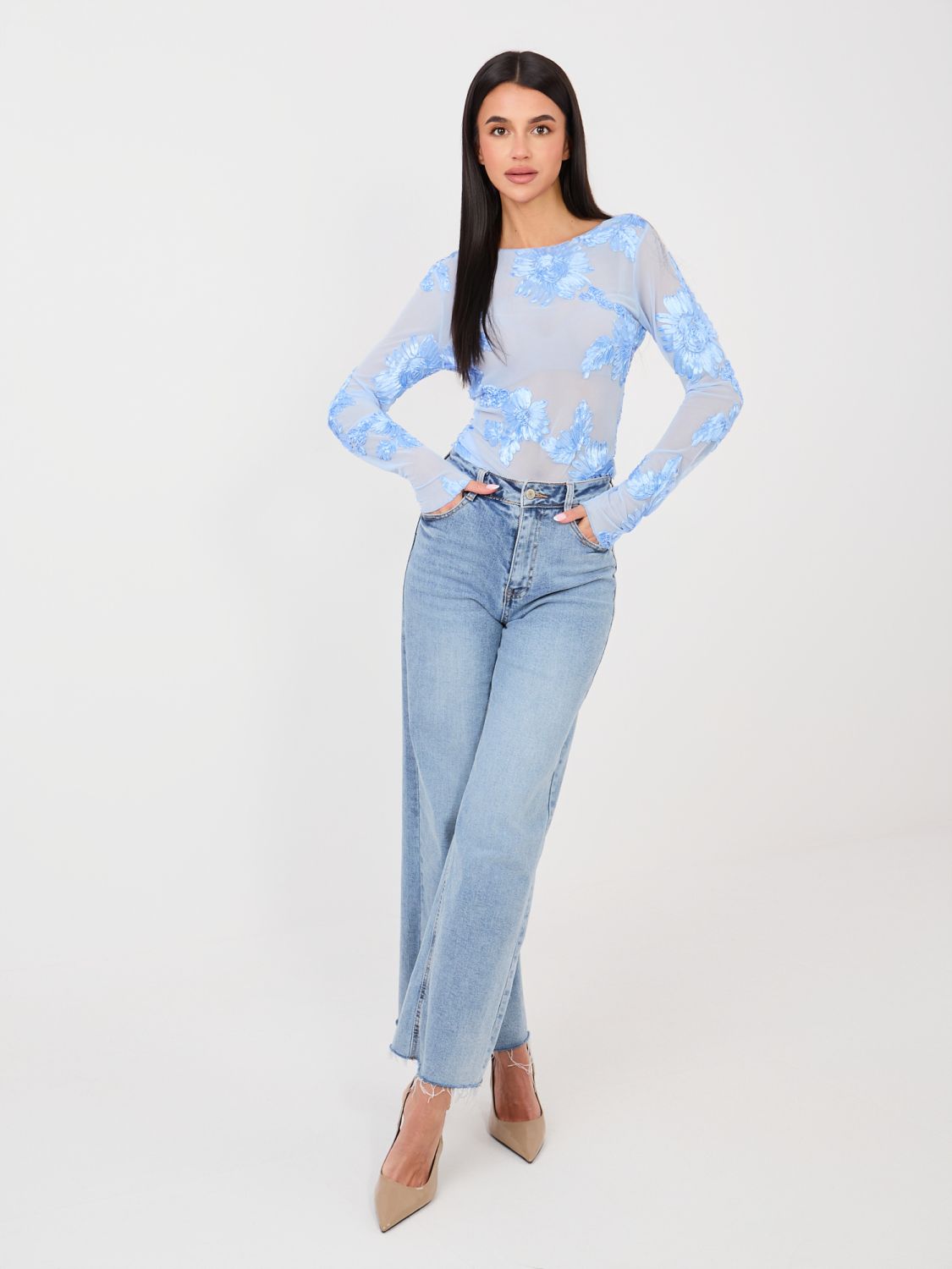 Elegancka jasnoniebieska bluzka z kwiatową aplikacją i haftem