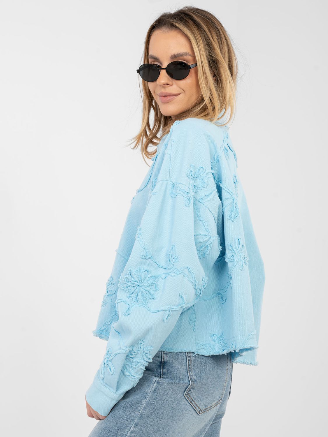 Krótka jasnoniebieska kurtka jeansowa z aplikacją kwiatową