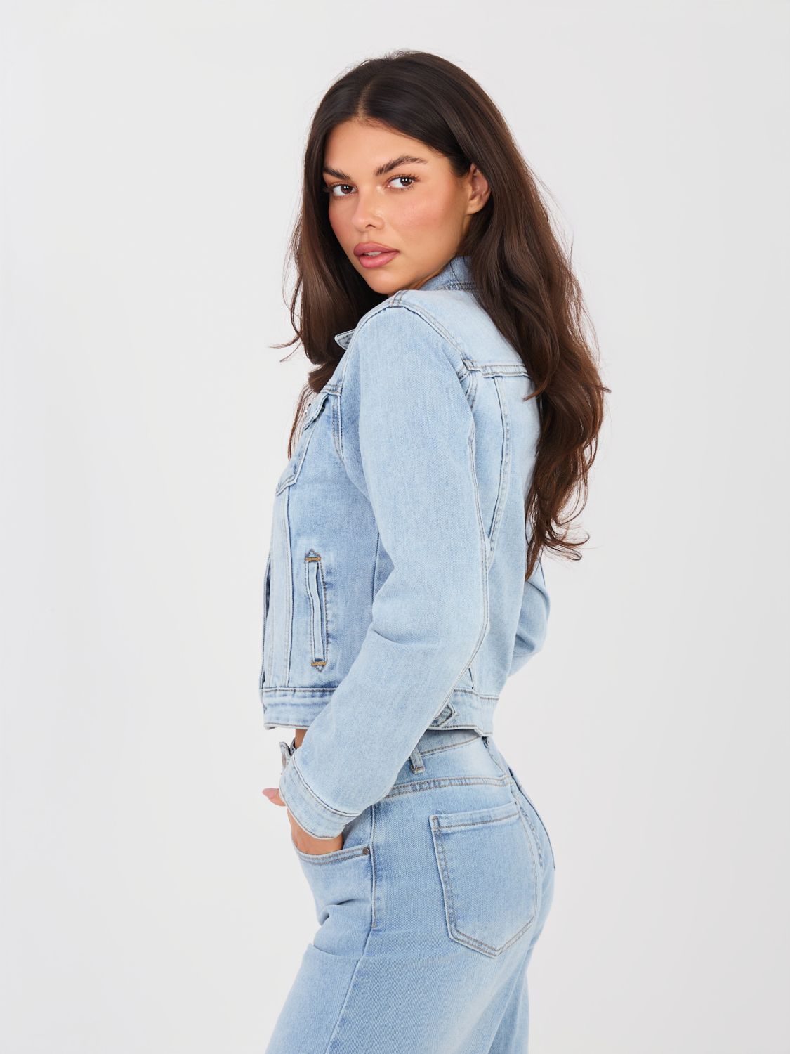 Jasnoniebieska krótka kurtka jeansowa