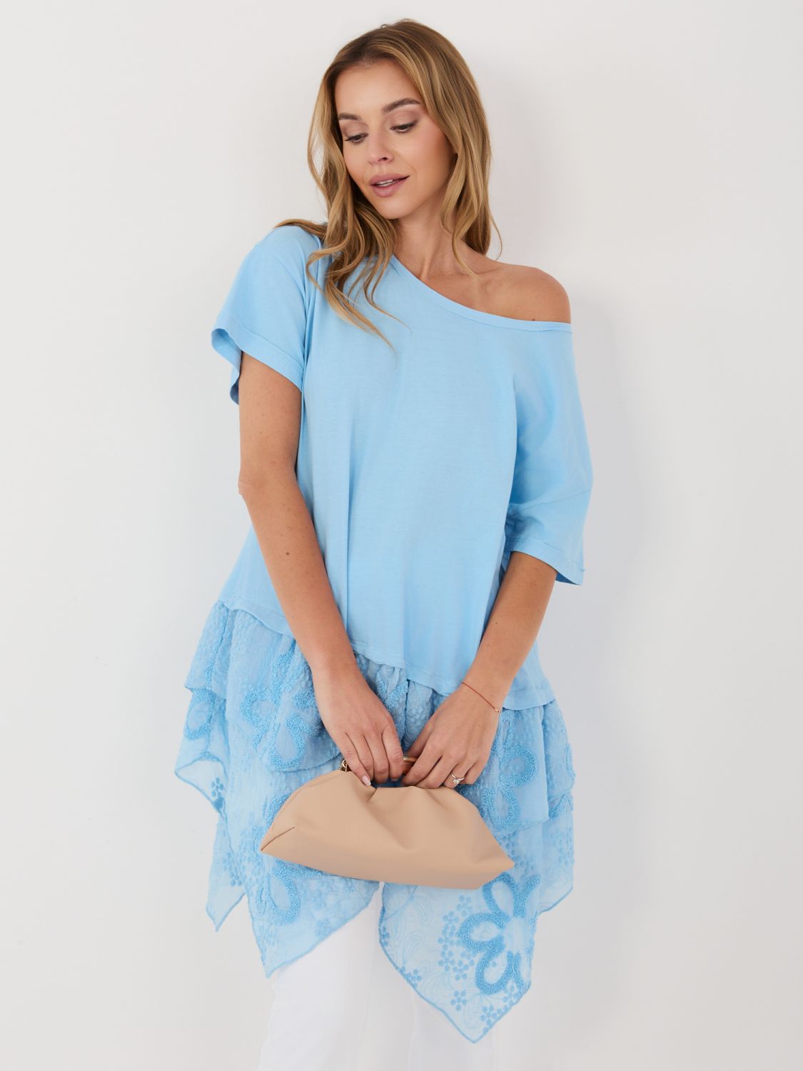 Jasnoniebieska bawełniana bluzka z falbaną i haftem