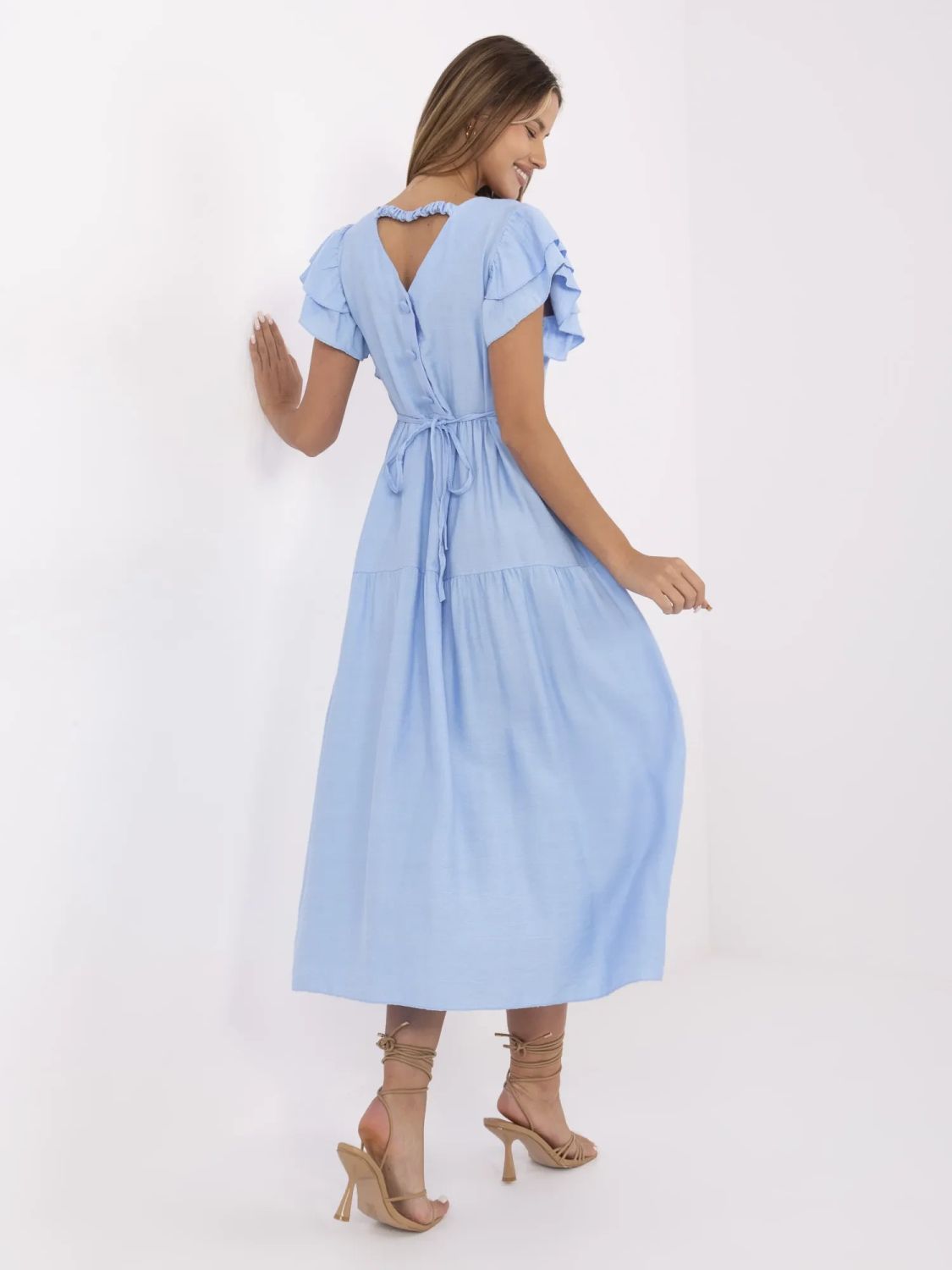 Rozkladaná letnia sukienka w jasnej modrej