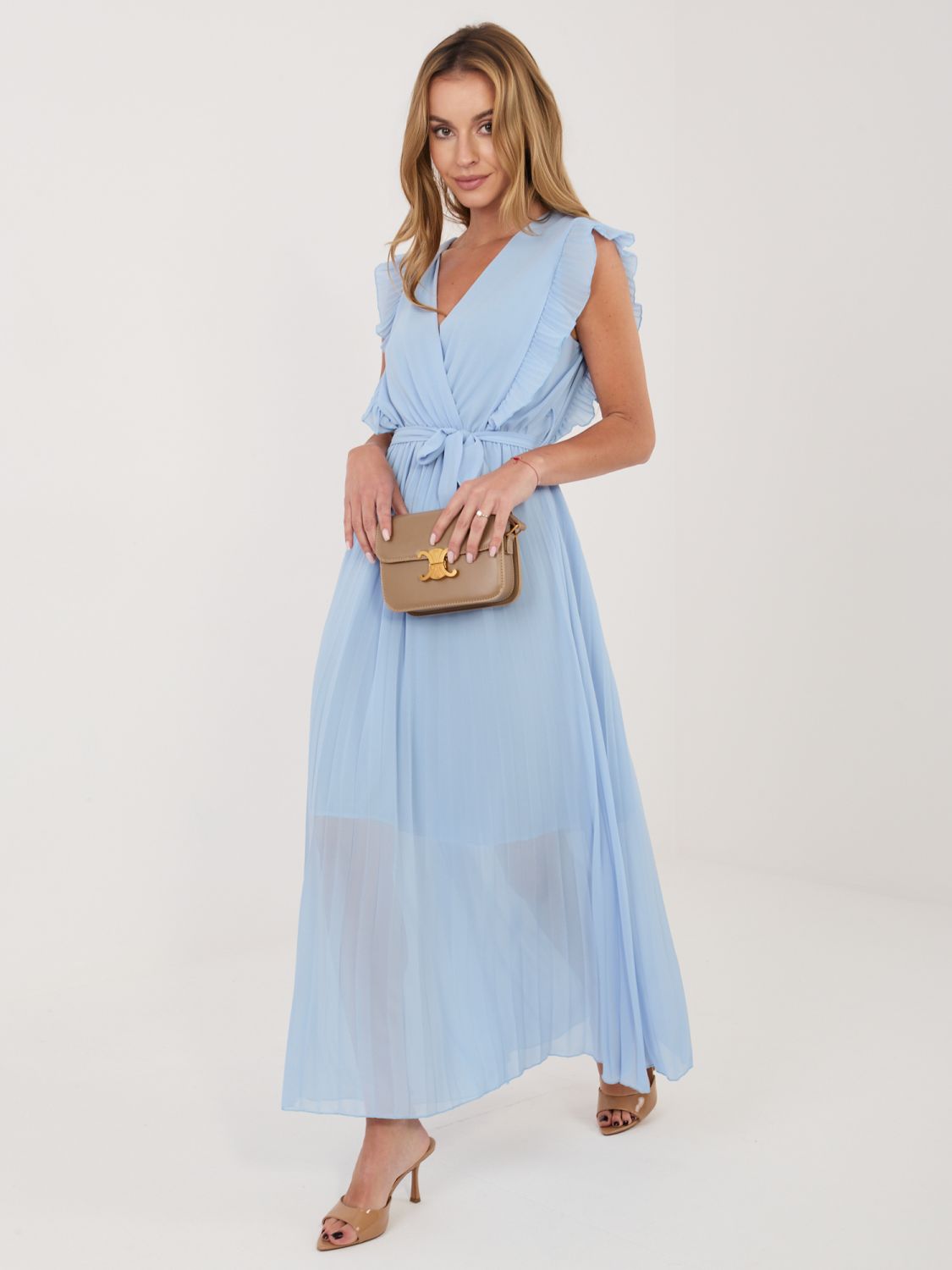 Jasnoniebieska rozkloszowana sukienka midi z paskiem