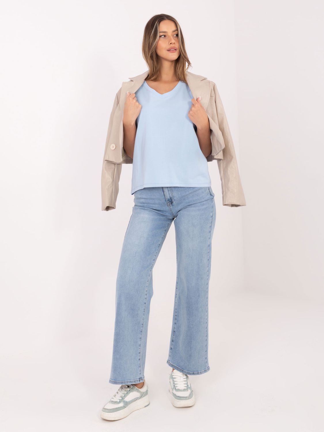 Damska jasnoniebieska koszulka z dekoltem w serek