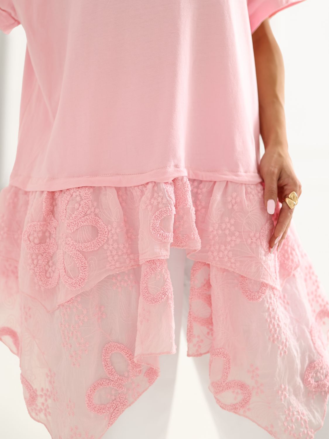 Różowa bawełniana bluzka z falbaną i haftem