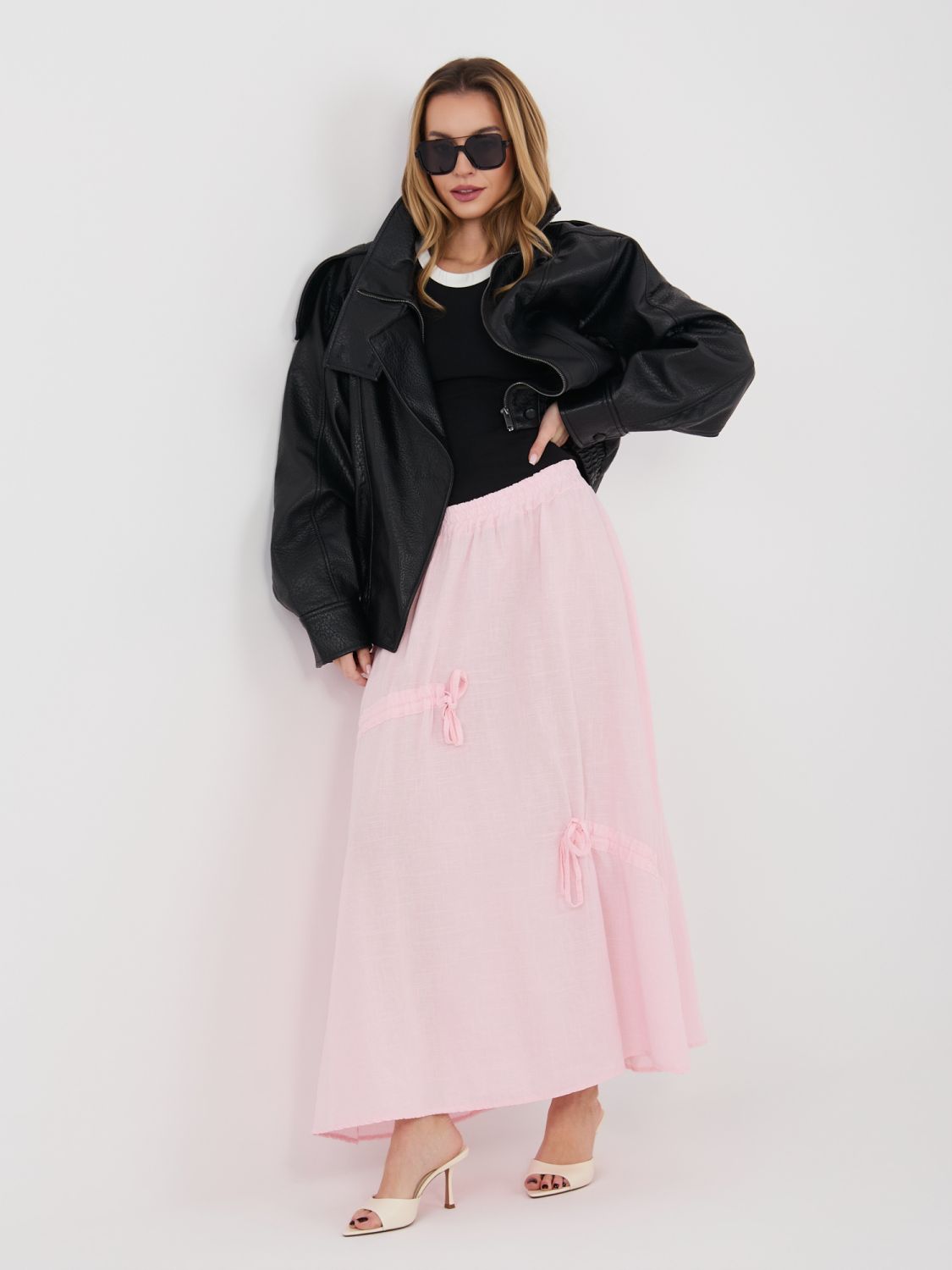 Jasnoróżowa spódnica midi z wiązaniem