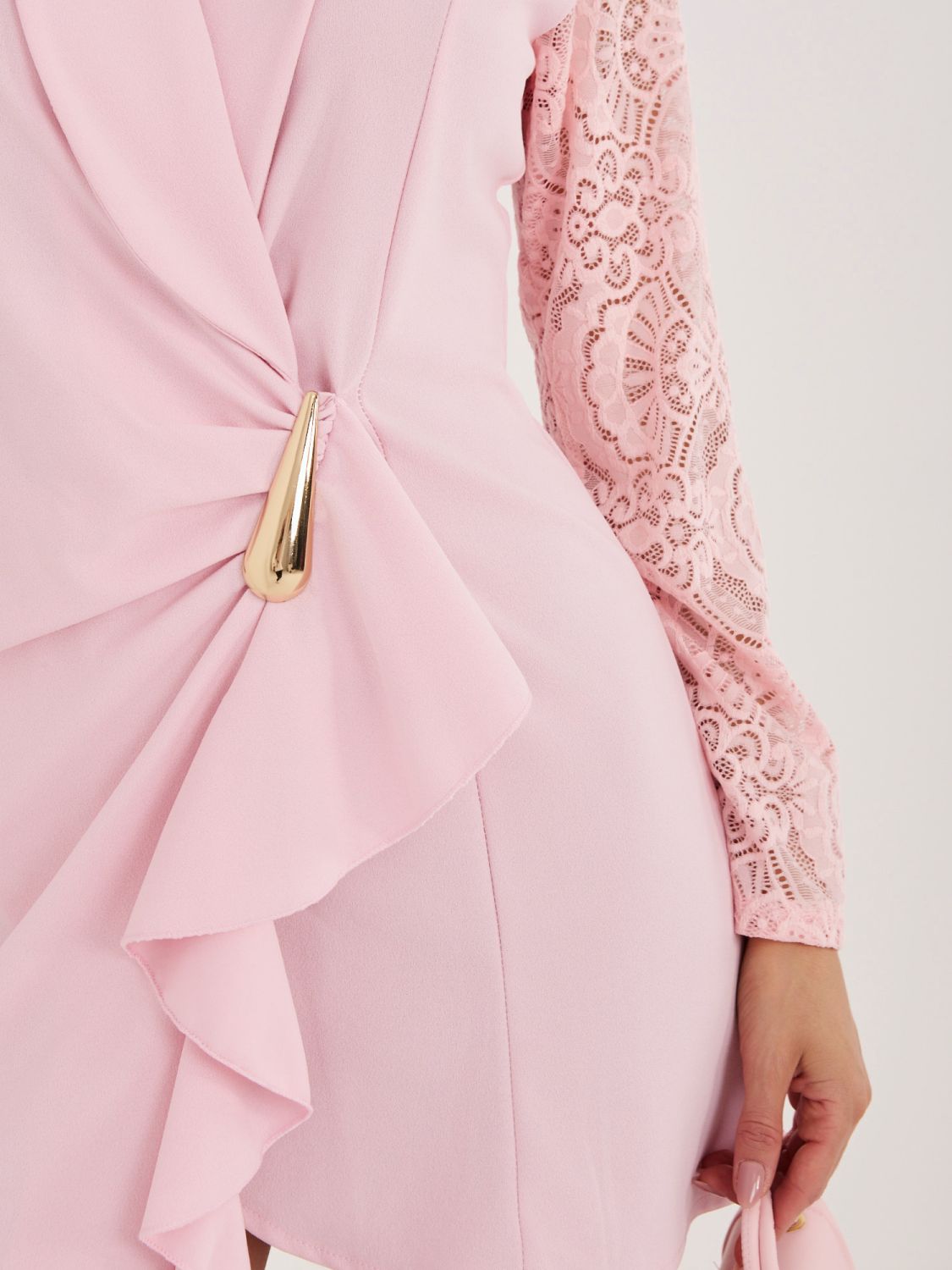 Jasnoróżowa elegancka sukienka mini z koronką i falbaną