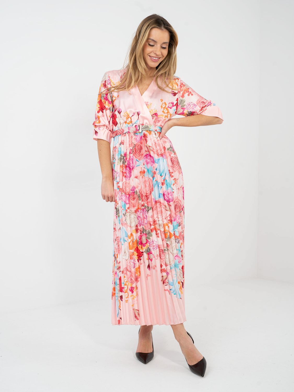 Maxi rozkloszowana sukienka w kwiaty z paskiem, różowa