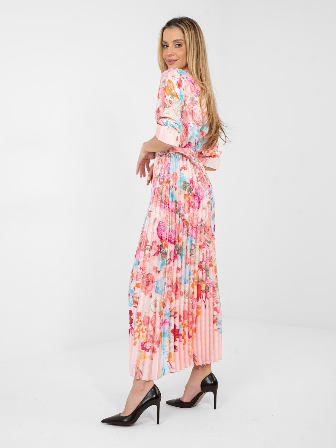 Maxi rozkloszowana sukienka w kwiaty z paskiem, różowa