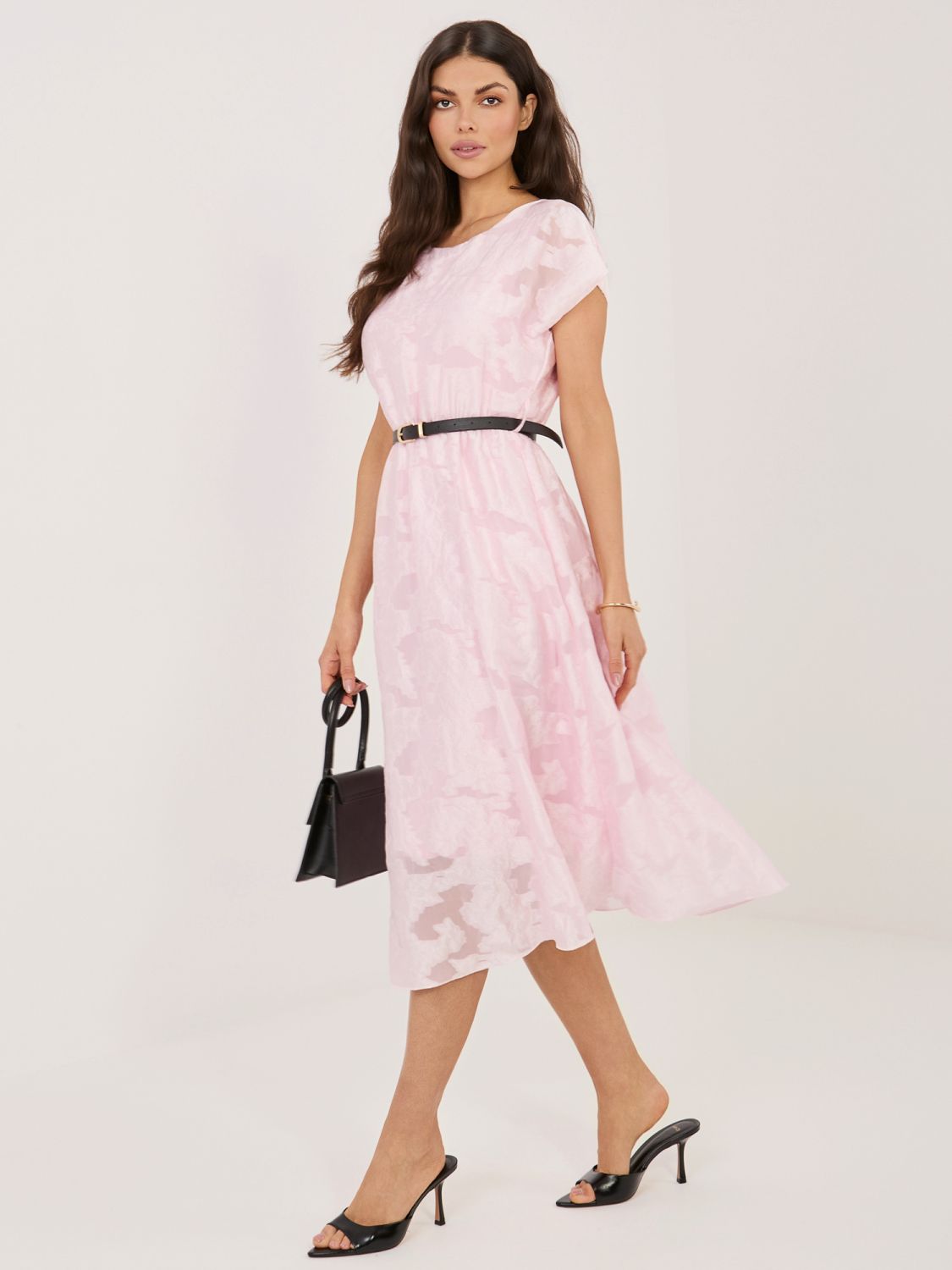 Jasnoróżowa rozkloszowana sukienka midi z paskiem