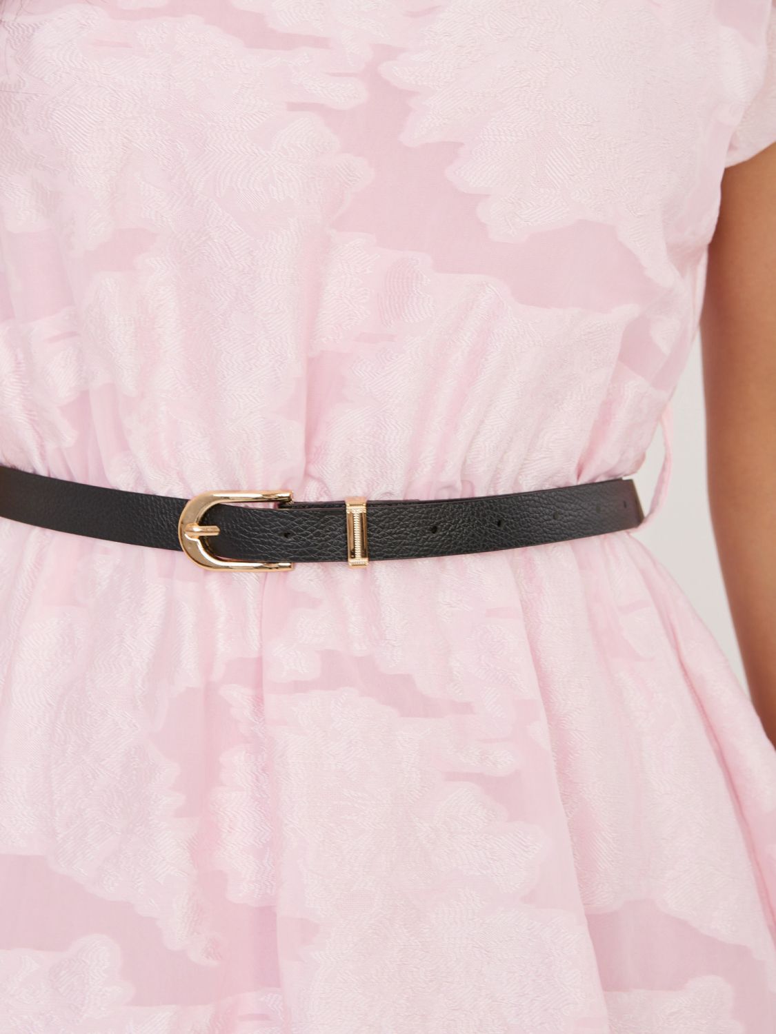 Jasnoróżowa rozkloszowana sukienka midi z paskiem