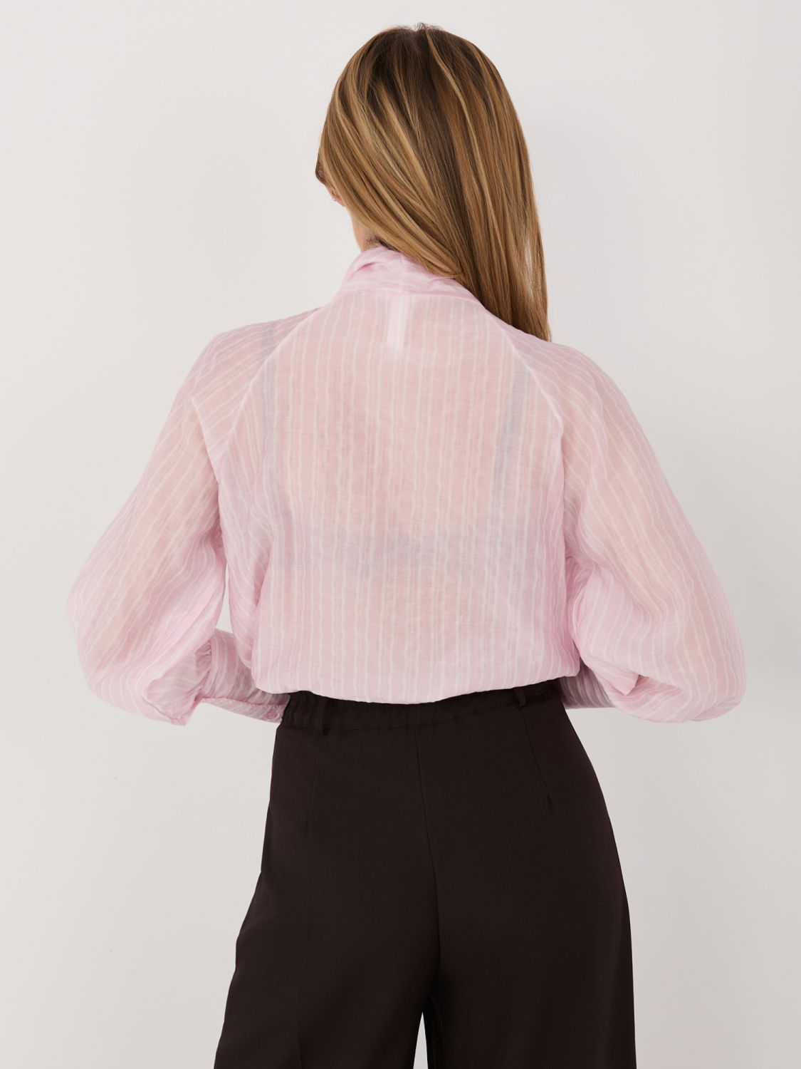 Różowa koszula w paski ze sznurowanym dekoltem